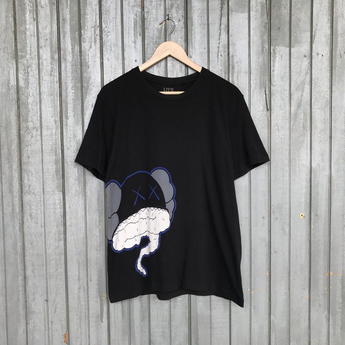 Japanese Brand × Kaws × Uniqlo ‼️KAWS UNIQLO JAPANESE BRAND MEN TSHIRT Size US L / EU 52-54 / 3 - 1 Thumbnail