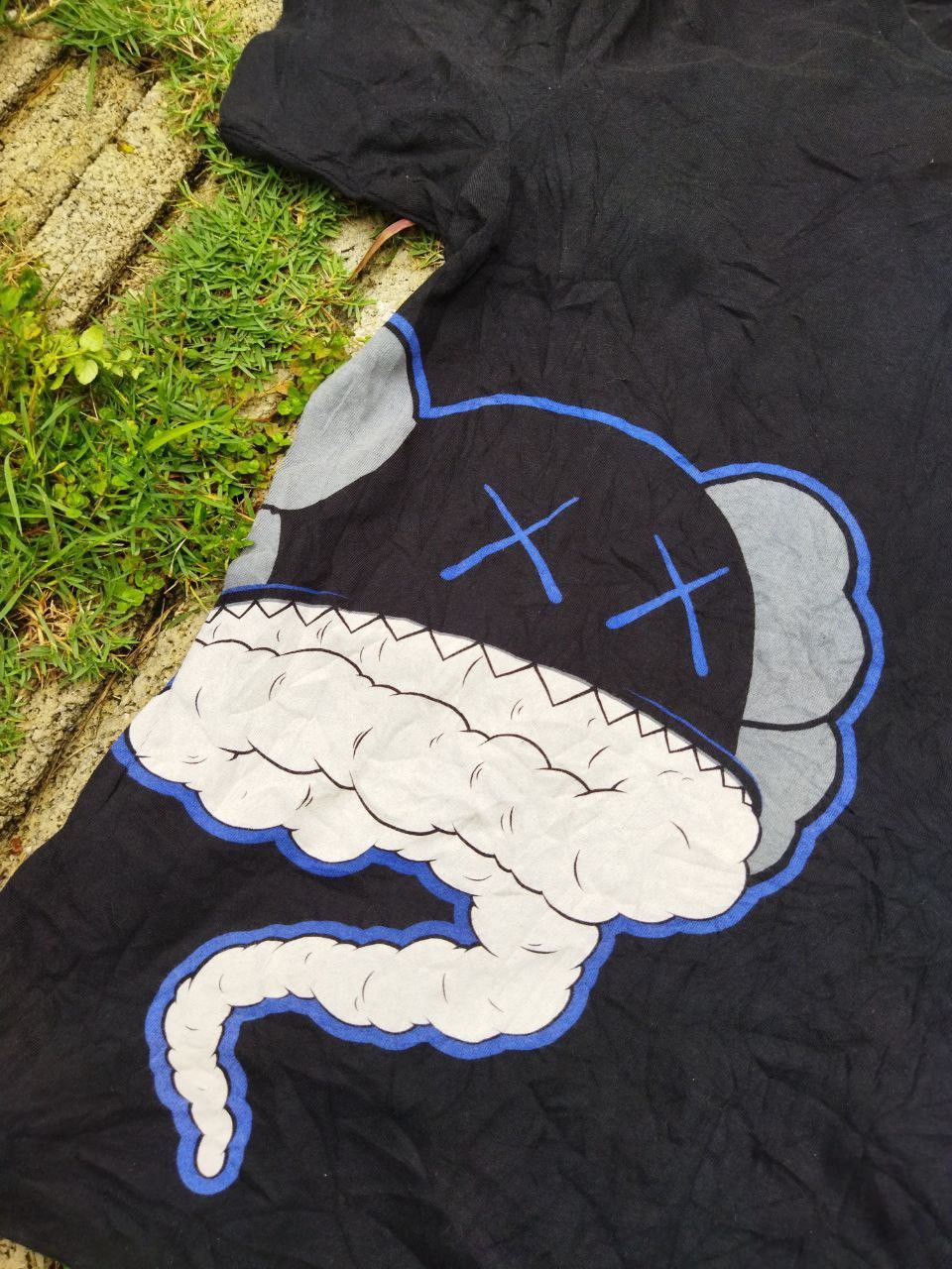 Kaws × Uniqlo Kaws X Uniqlo Tees Size US L / EU 52-54 / 3 - 3 Thumbnail
