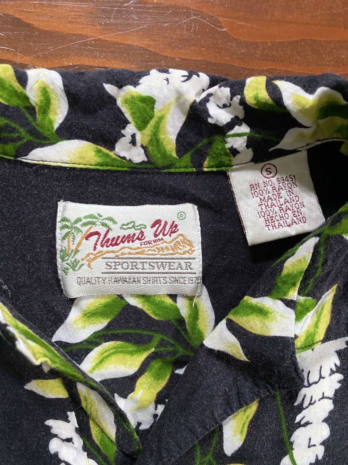 Vintage Vintage 90’s Thums Up Faded Hawaiian Style Rayon Button Up Size US S / EU 44-46 / 1 - 7 Thumbnail