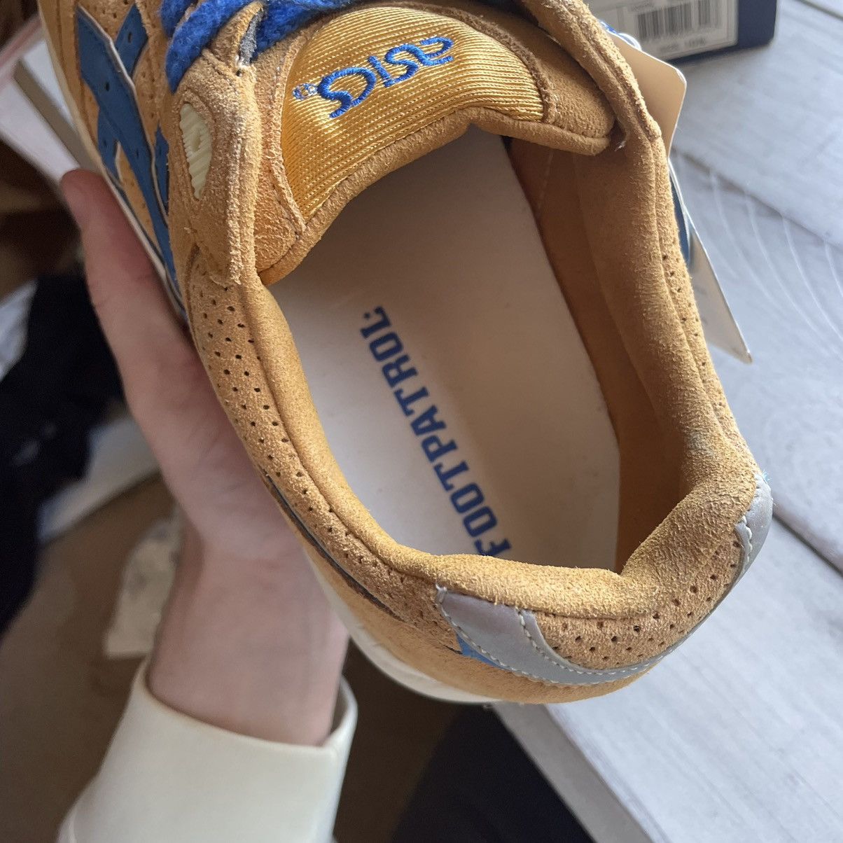 Asics 2012 GEL SAGA ii FOOTPATROL WHEAT BEiGE TAN SUEDE H20RK6342 Size US 10.5 / EU 43-44 - 15 Thumbnail
