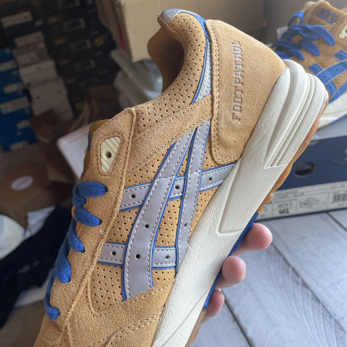 Asics 2012 GEL SAGA ii FOOTPATROL WHEAT BEiGE TAN SUEDE H20RK6342 Size US 10.5 / EU 43-44 - 9 Thumbnail
