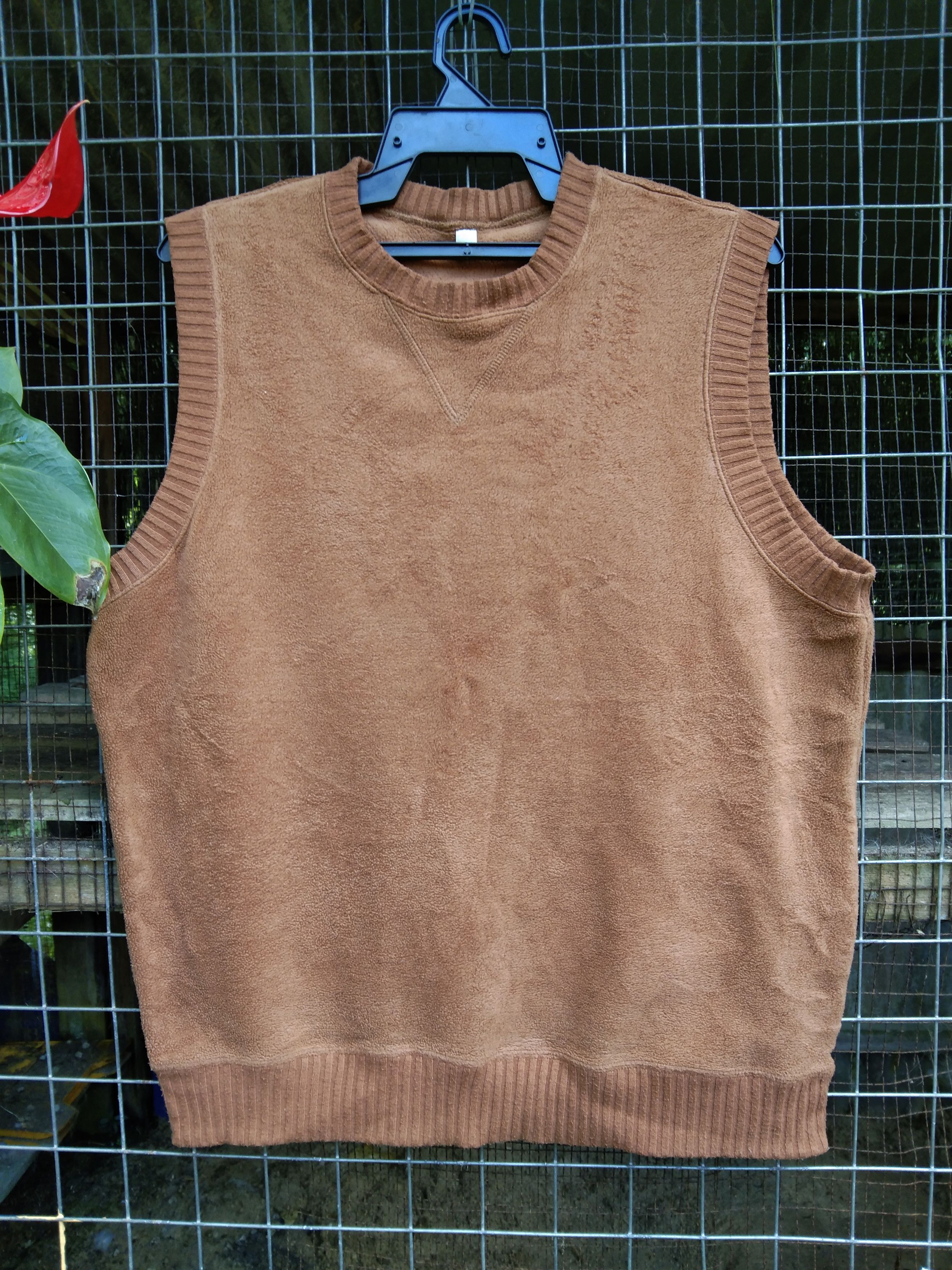 Japanese Brand UNIQLO MEN'S SLEEVELESS SWEATER PULL OVER Size US XL / EU 56 / 4 - 1 Thumbnail