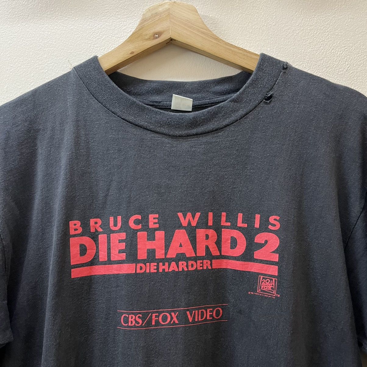 Vintage Vintage 1990 Die Hard 2 Bruce Willis Promo Shirt Size US L / EU 52-54 / 3 - 4 Thumbnail