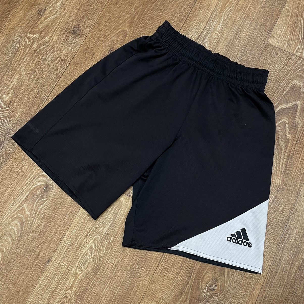 Adidas Vintage Adidas shorts streetwear y2k style casual size S Size US 30 / EU 46 - 2 Thumbnail