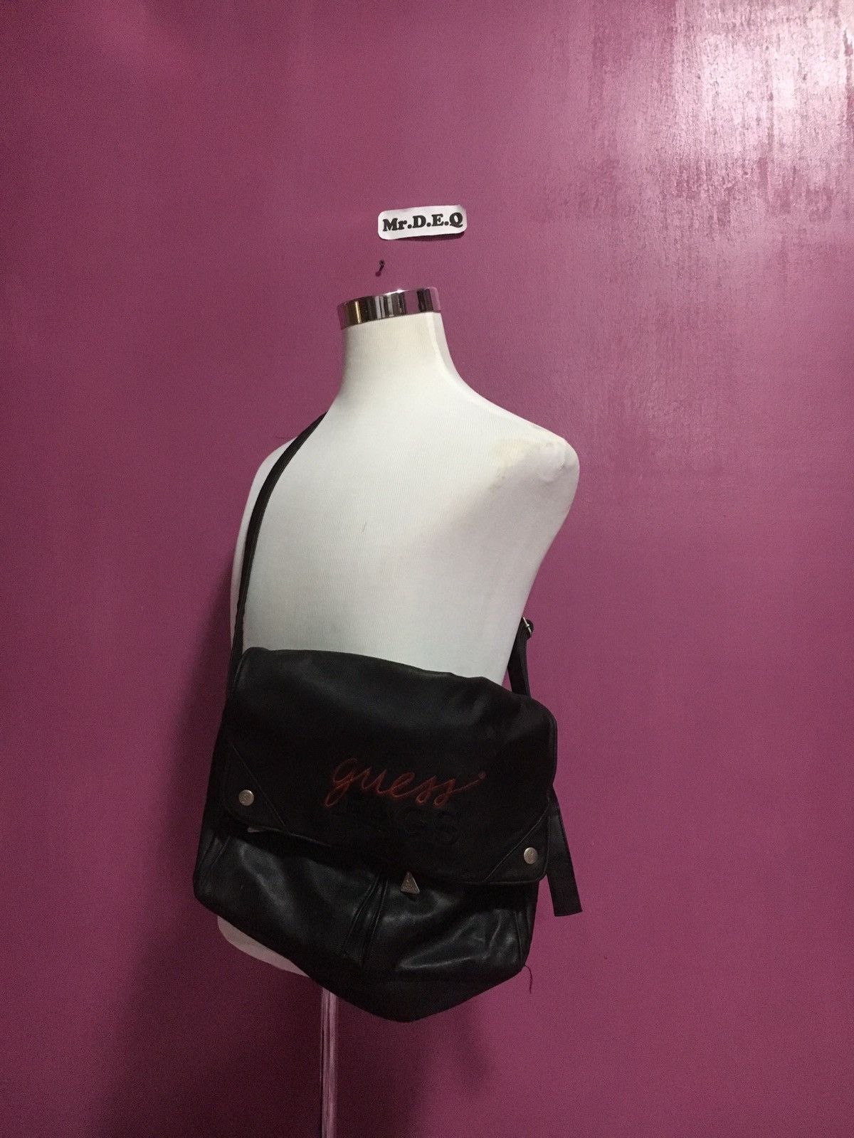 VINTAGE GUESS BLACK MASENGER BAG