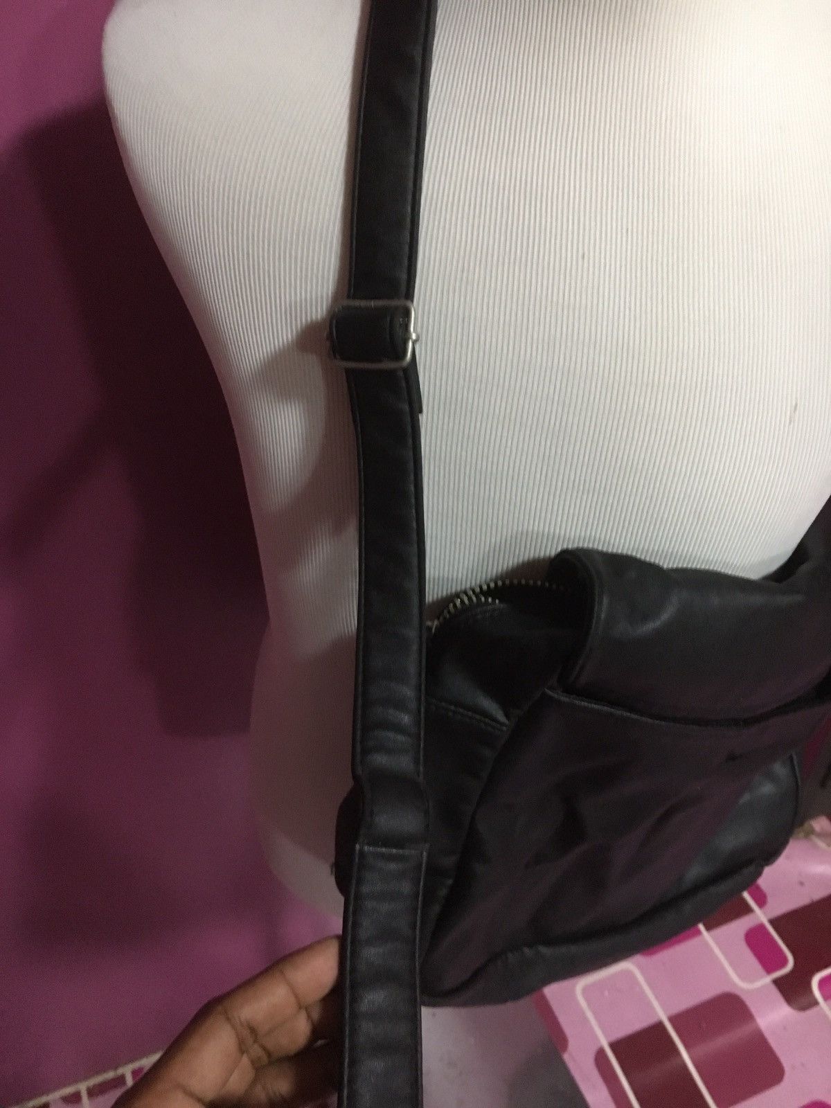 VINTAGE GUESS BLACK MASENGER BAG