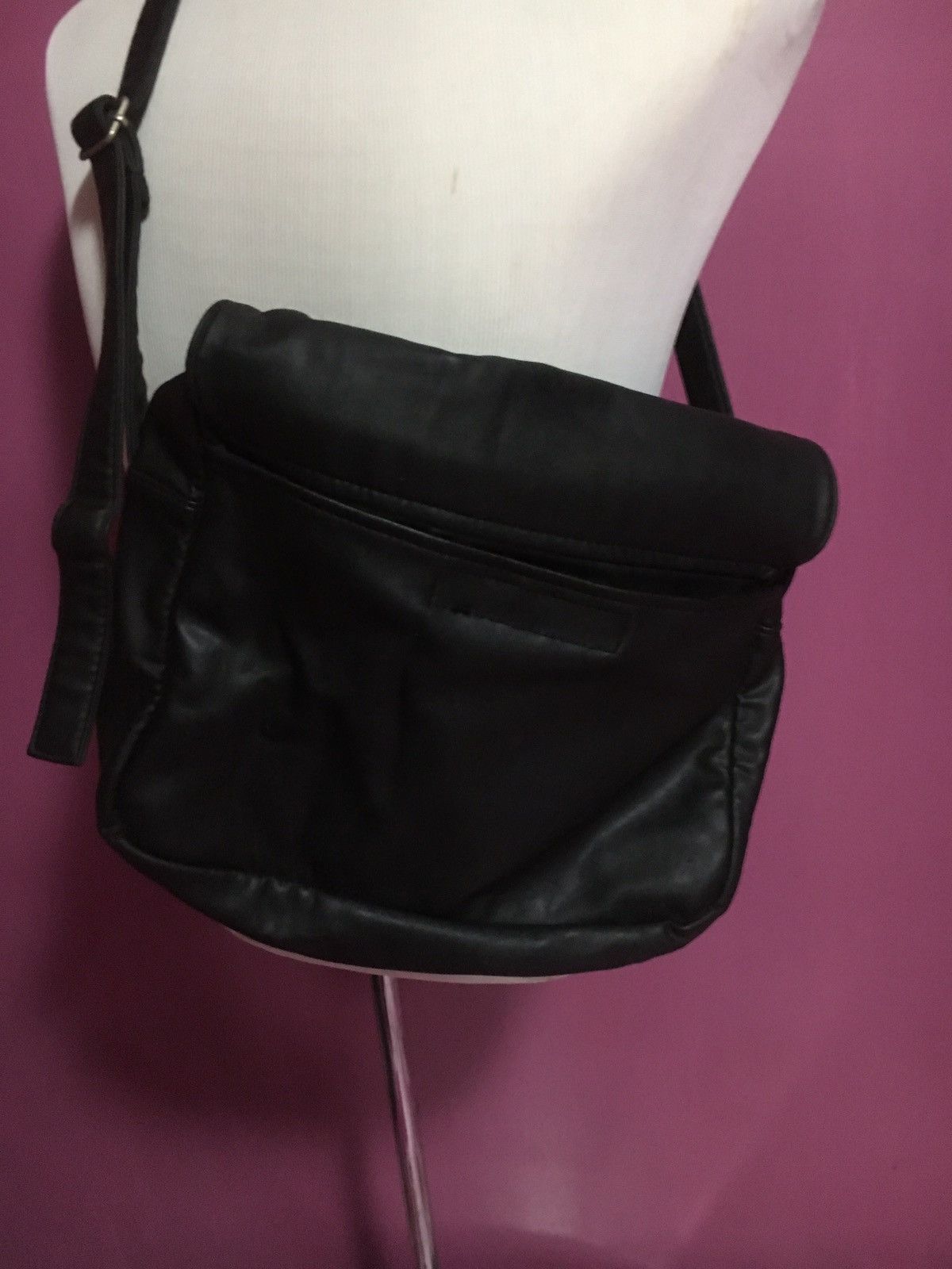VINTAGE GUESS BLACK MASENGER BAG