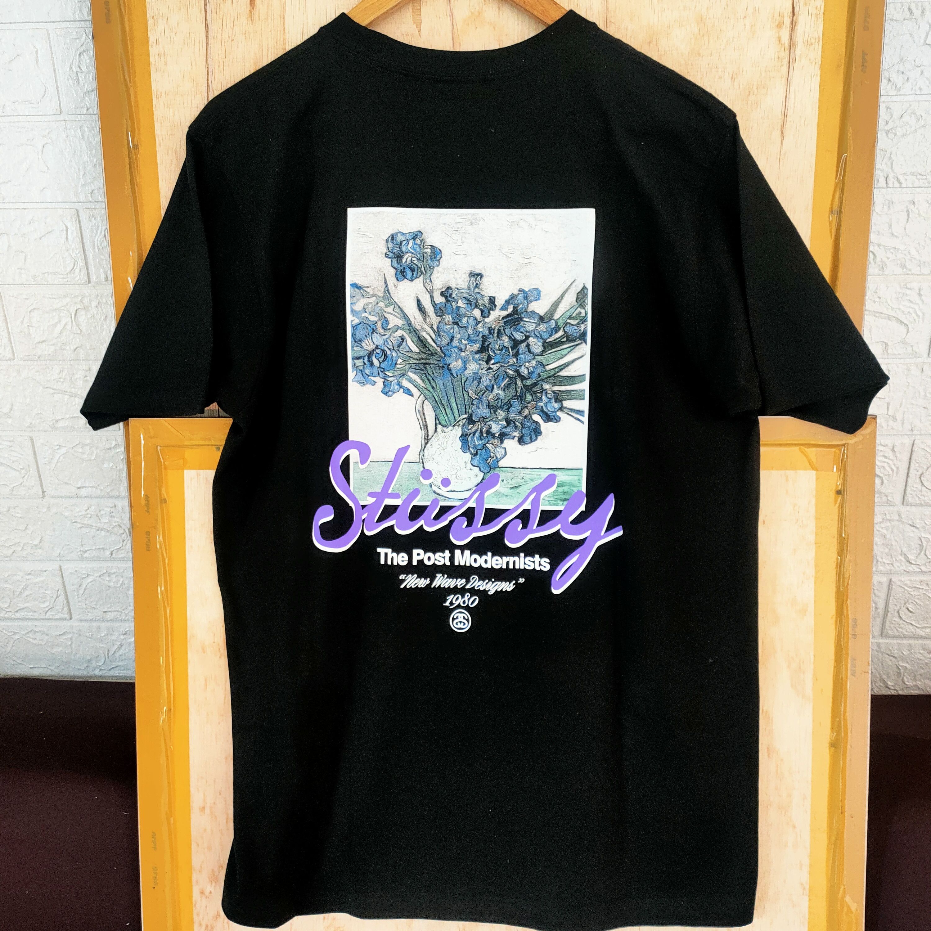 【STUSSY】POST MODERNISTS TEE STUSSY POST MODERNISTS TEE- WHITE – COSMOTOG
