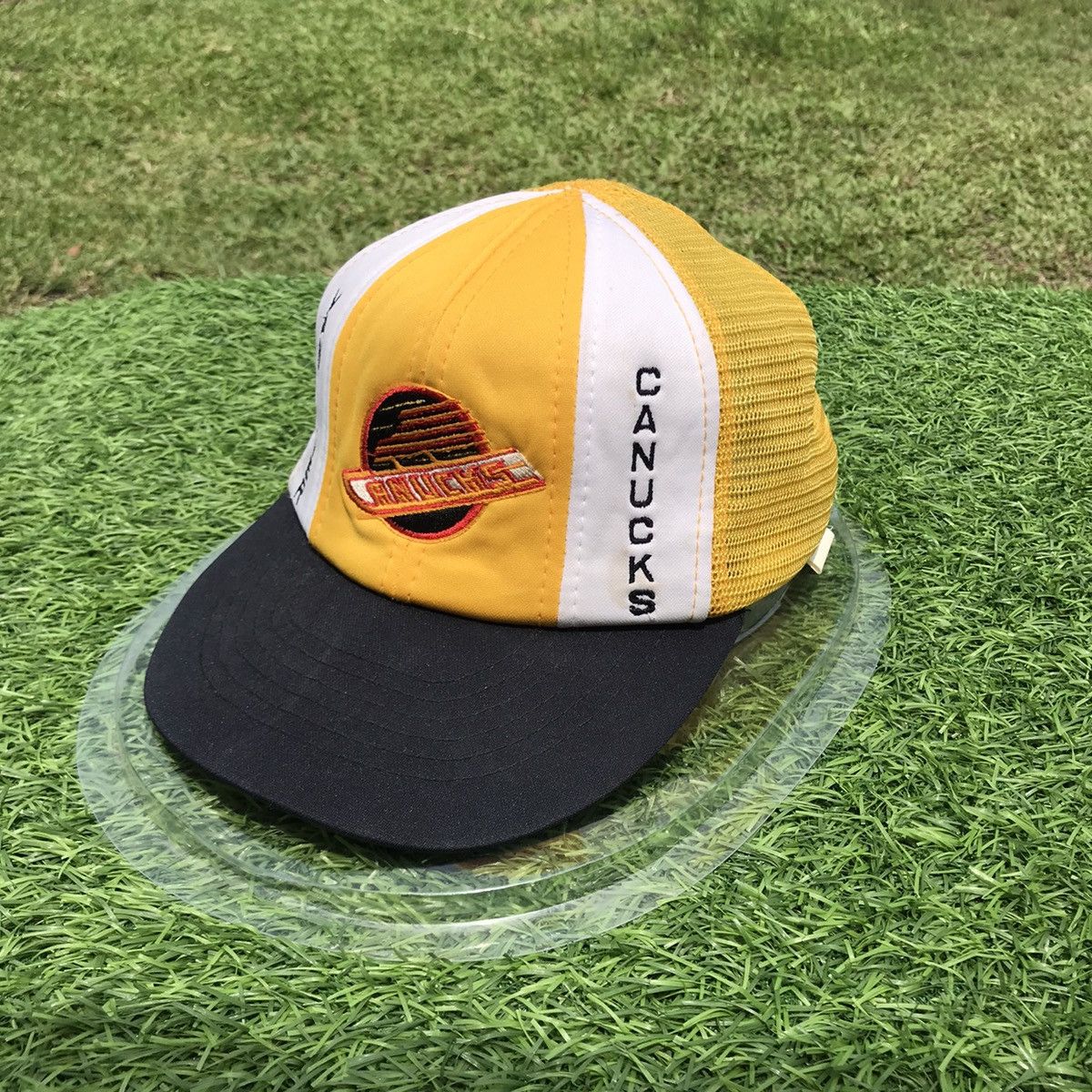 NHL × Vintage Vintage Vancouver Canucks Cap Size ONE SIZE - 1 Thumbnail