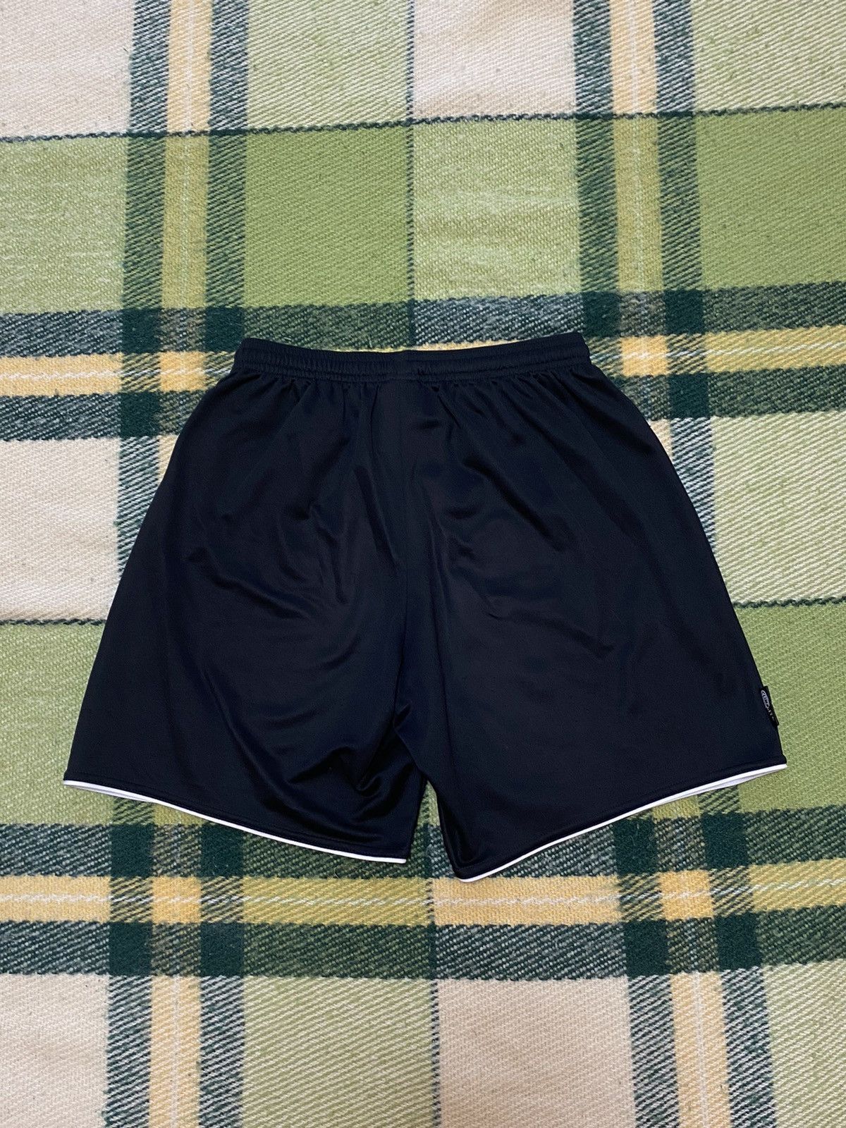 Adidas Vintage Adidas shorts streetwear y2k casual style size S Size US 30 / EU 46 - 4 Thumbnail