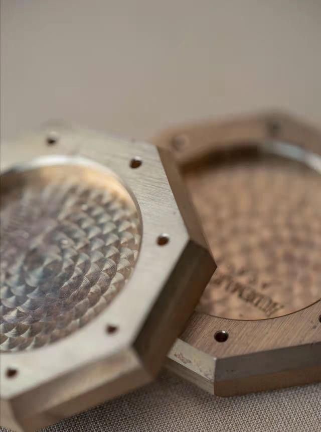 Audemars Piguet AP Audemars Piguet Iconic Royaloak paperweight Size ONE SIZE - 2 Thumbnail