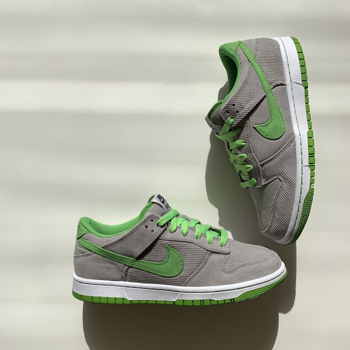 Nike !NEW 2011 Nike Dunk Low Corduroy ID Green Grey Medusa Size US 7 / EU 40 - 2 Thumbnail