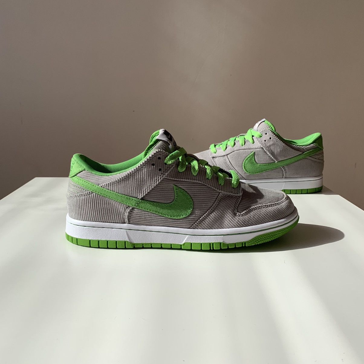 Nike !NEW 2011 Nike Dunk Low Corduroy ID Green Grey Medusa Size US 7 / EU 40 - 4 Thumbnail