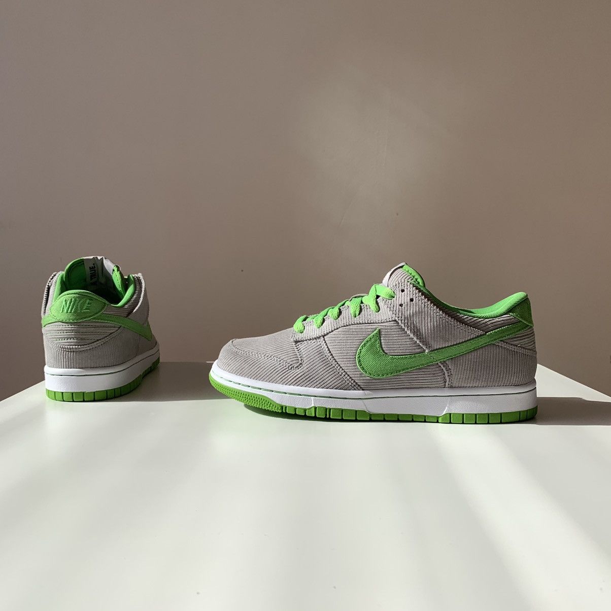 Nike !NEW 2011 Nike Dunk Low Corduroy ID Green Grey Medusa Size US 7 / EU 40 - 5 Thumbnail