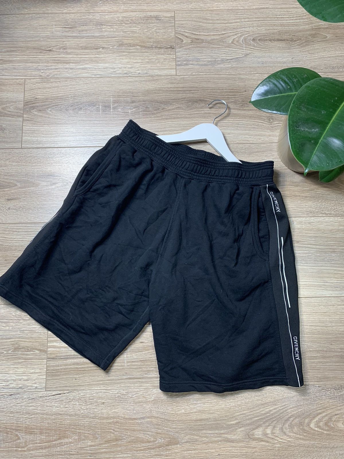 Givenchy GIVENCHY BAND DETAIL SWEAT SHORT Size US 36 / EU 52 - 1 Thumbnail