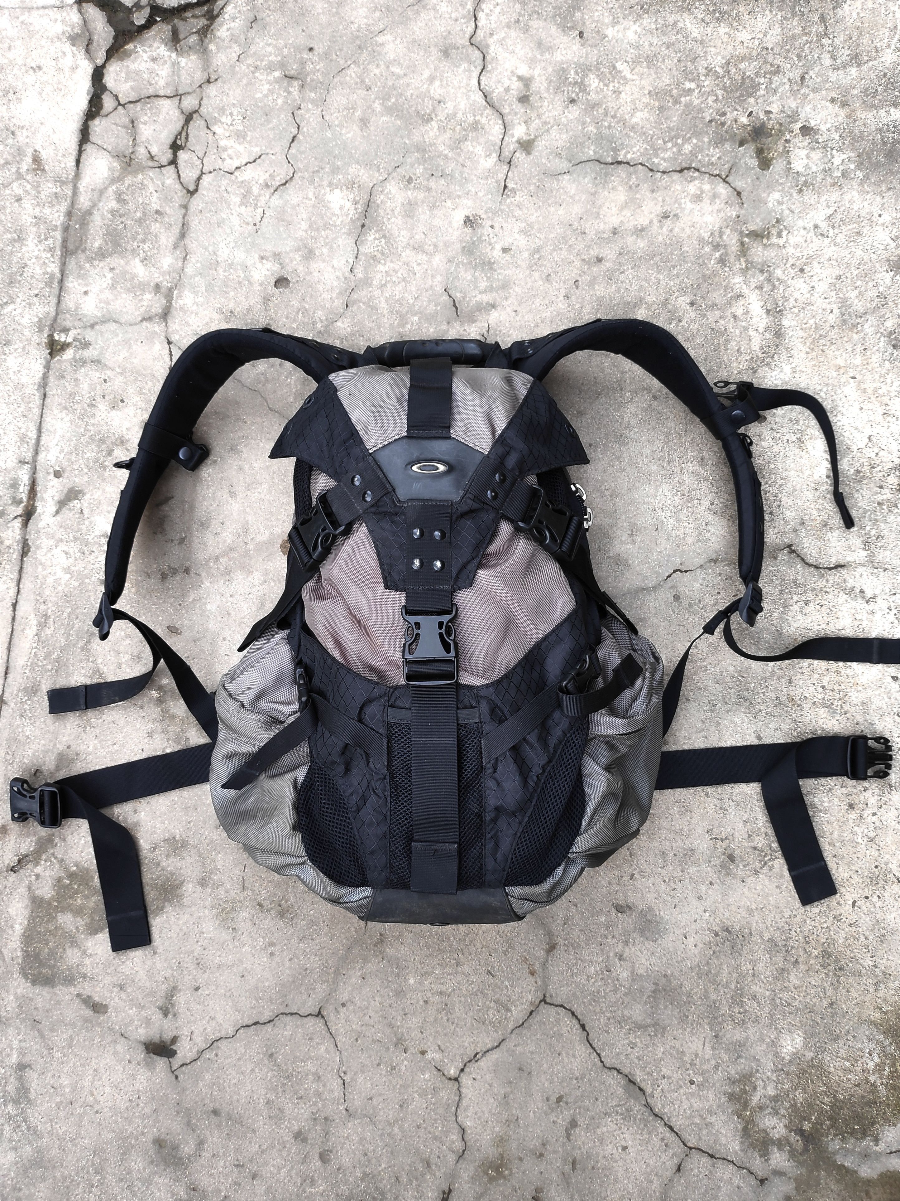 image of 2000S Oakley Icon 2.0 Backpack Crossbody Bag Sandbag in Black Gray, Men's