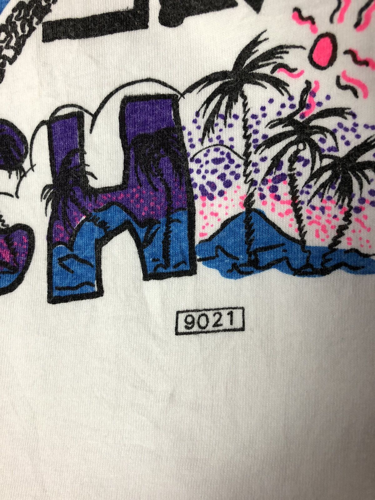 Life's a Beach Vintage beach club 🏝 t shirt nice design Size US L / EU 52-54 / 3 - 7 Thumbnail