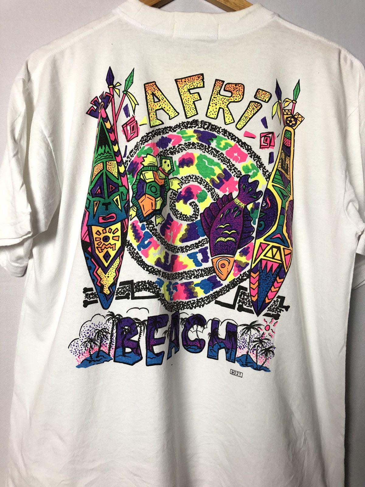 Life's a Beach Vintage beach club 🏝 t shirt nice design Size US L / EU 52-54 / 3 - 3 Thumbnail