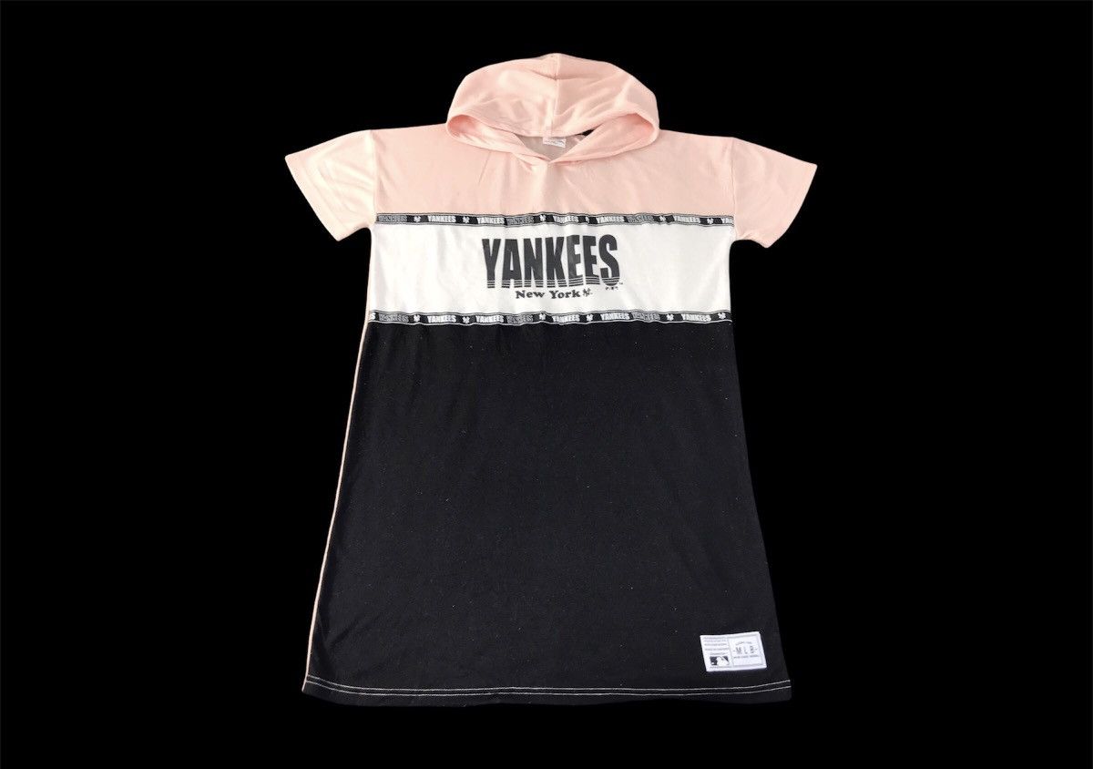 MLB × New York Yankees MLB New York Yankees Baseball Tee Spell Out Colour Block Size L / US 10 / IT 46 - 1 Thumbnail