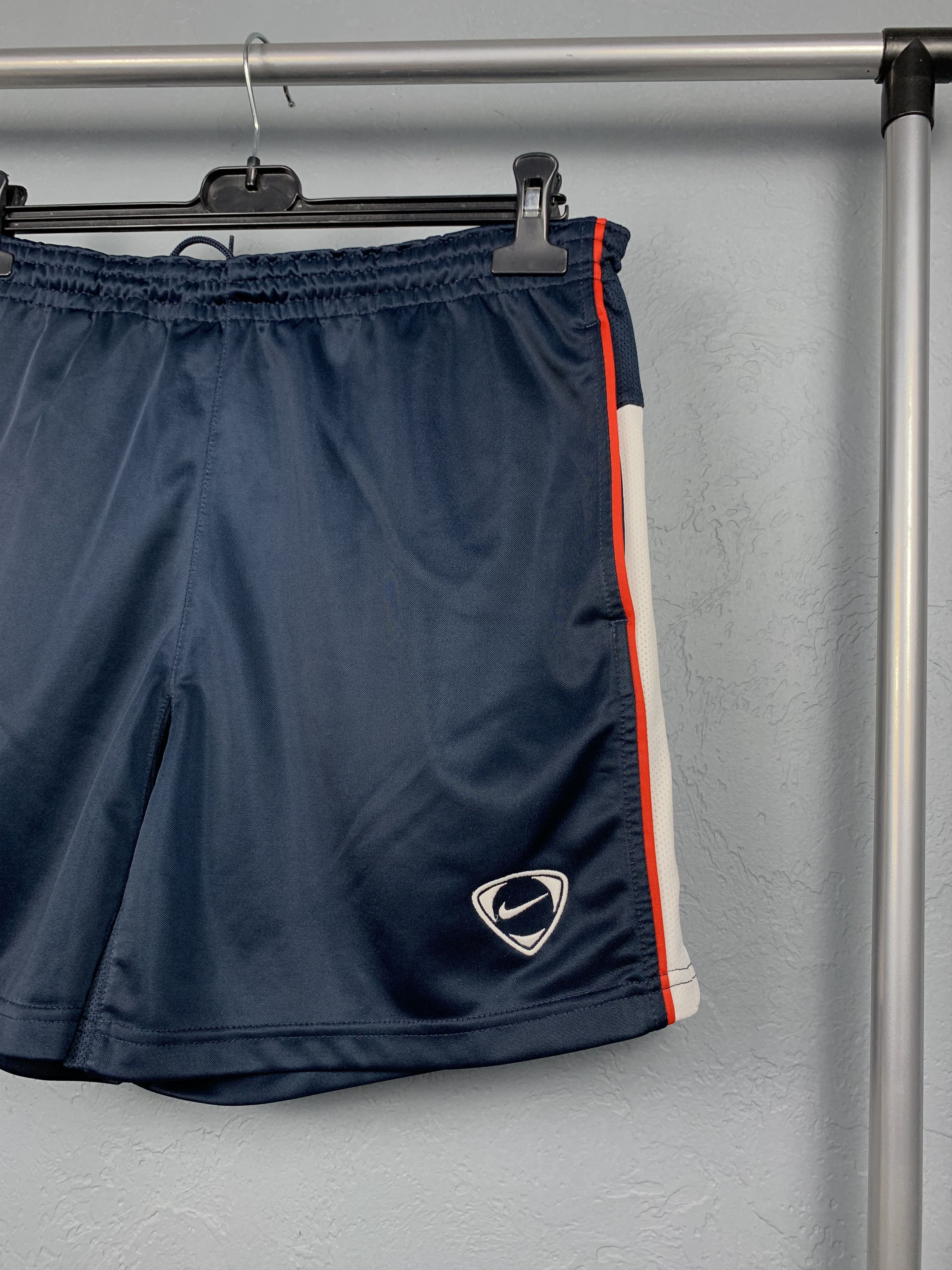 Nike Nike 90s Vintage Mens Shorts Size US 30 / EU 46 - 2 Thumbnail
