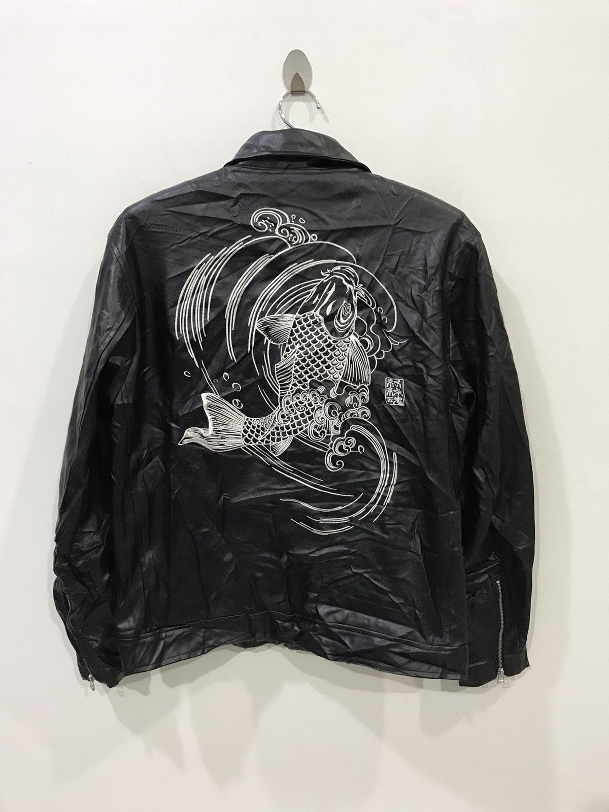 Japanese Brand KARAKURI TAMASHI Koi Fish Embroidery Polyster Jacket Size US L / EU 52-54 / 3 - 1 Thumbnail