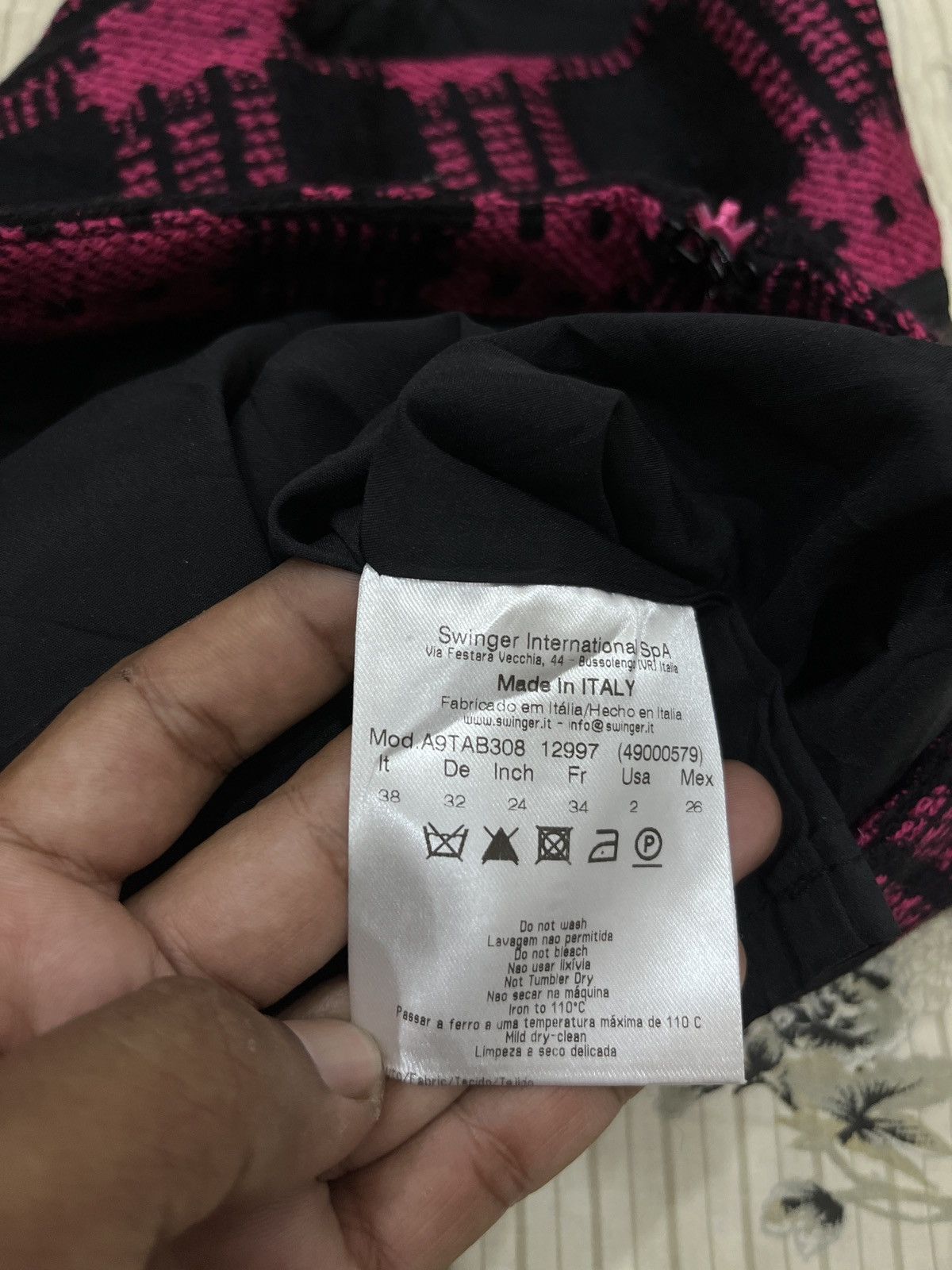 Designer × Versace × Versus Versace (Gggg). VERSUS VERSACE HYPE MINI SKIRTS Size 27" / US 4 / IT 40 - 9 Thumbnail
