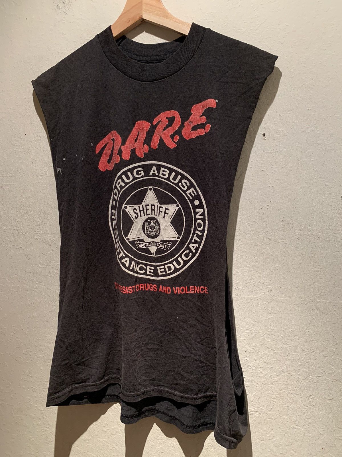 D.A.R.E *RARE* Vintage DARE Sheriff Chautauqua County Cut Sleeve Top Size US L / EU 52-54 / 3 - 1 Thumbnail