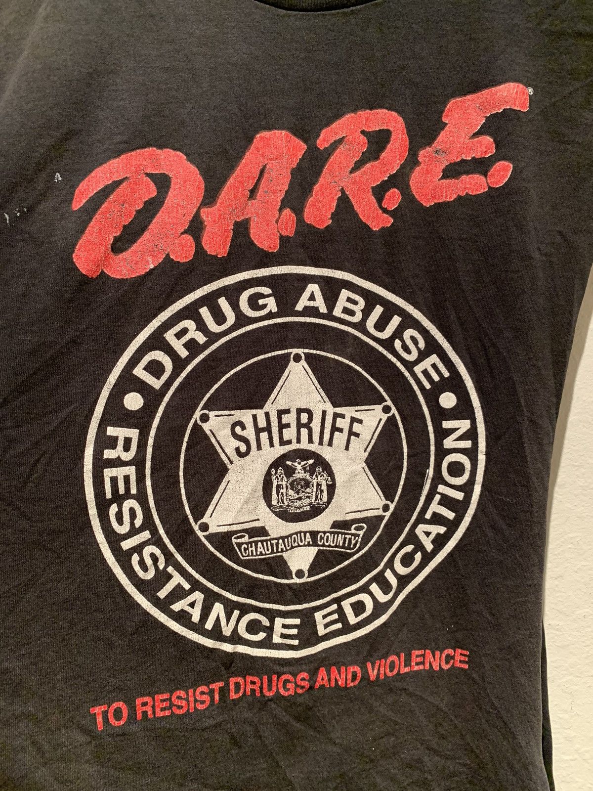 D.A.R.E *RARE* Vintage DARE Sheriff Chautauqua County Cut Sleeve Top Size US L / EU 52-54 / 3 - 2 Thumbnail