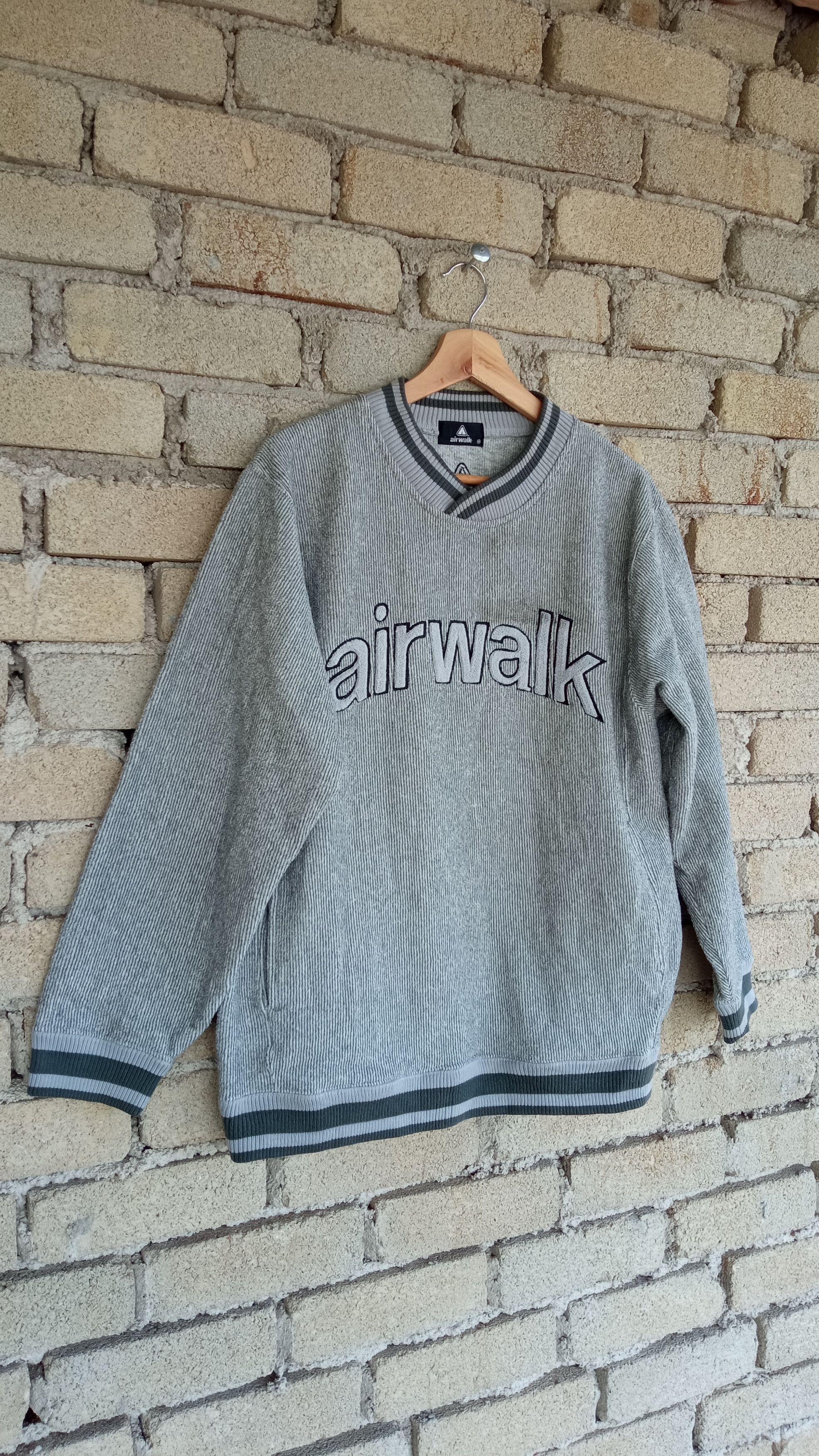 Airwalk × Japanese Brand × Vintage 🔥🔥Airwalk Spell Out Logo Sweatshirt Size US M / EU 48-50 / 2 - 2 Thumbnail