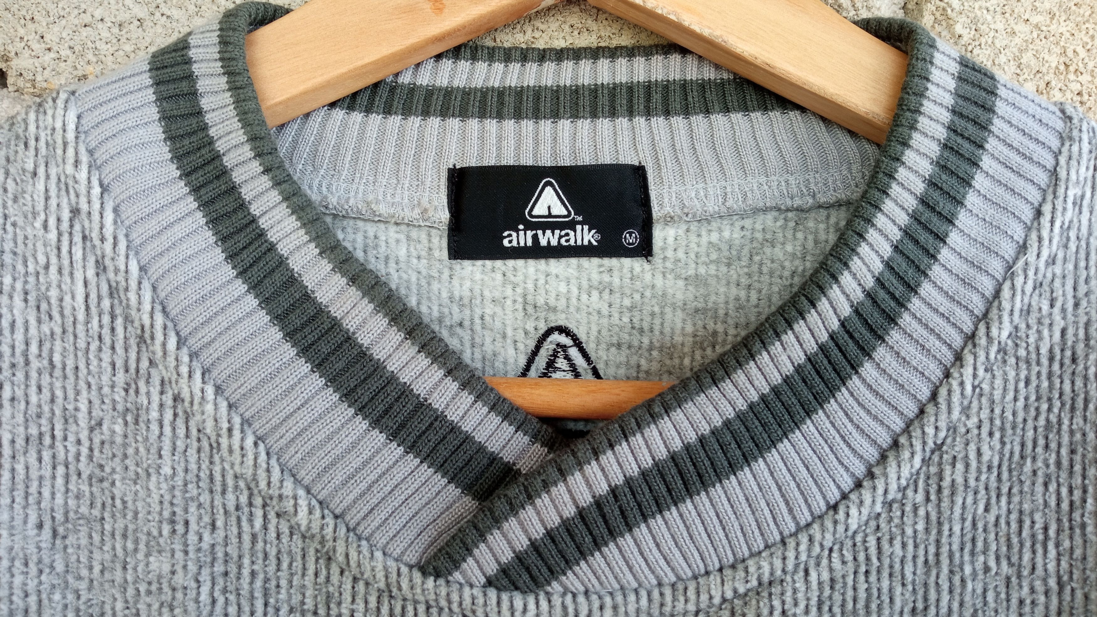 Airwalk × Japanese Brand × Vintage 🔥🔥Airwalk Spell Out Logo Sweatshirt Size US M / EU 48-50 / 2 - 7 Thumbnail