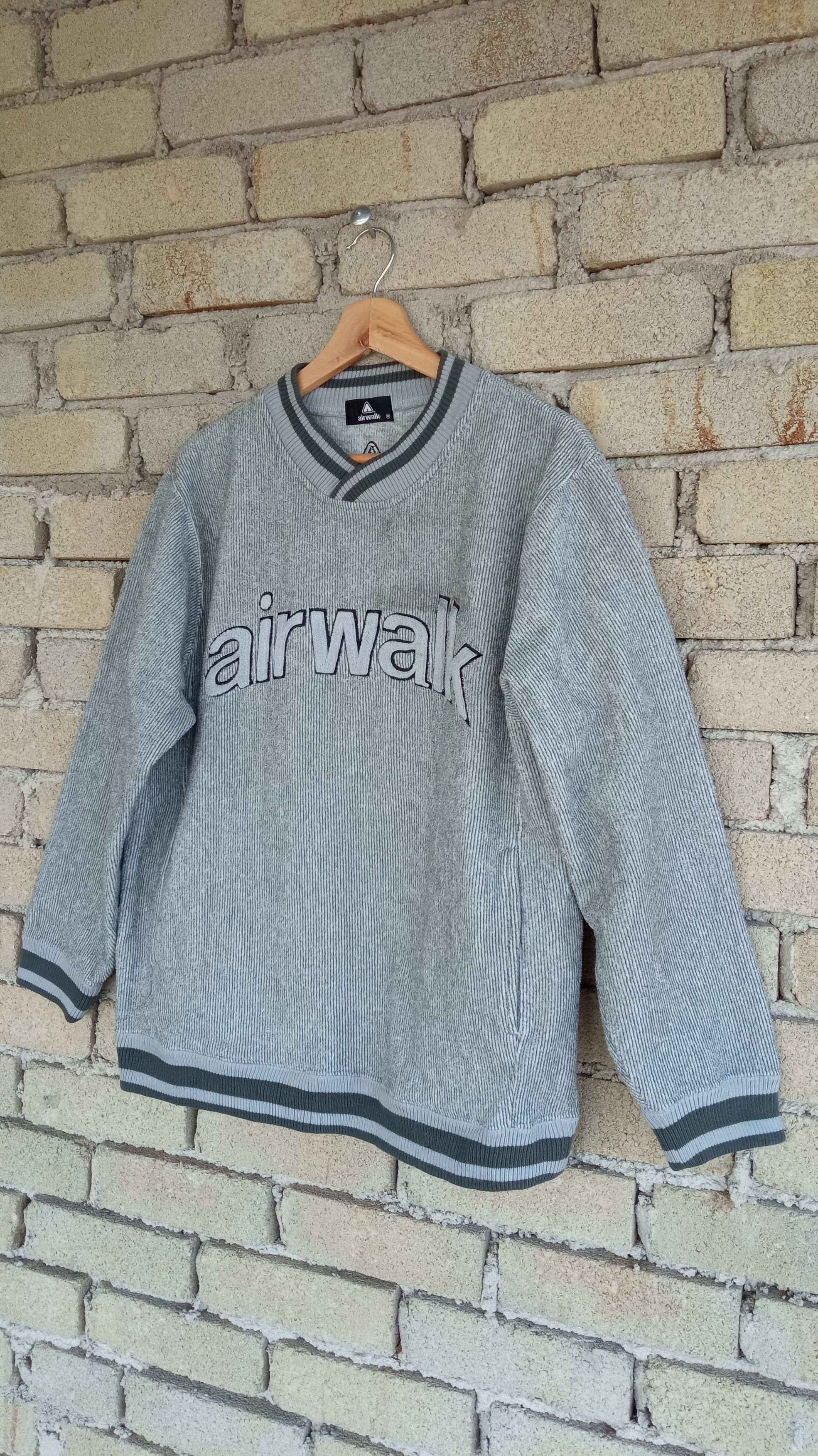 Airwalk × Japanese Brand × Vintage 🔥🔥Airwalk Spell Out Logo Sweatshirt Size US M / EU 48-50 / 2 - 3 Thumbnail