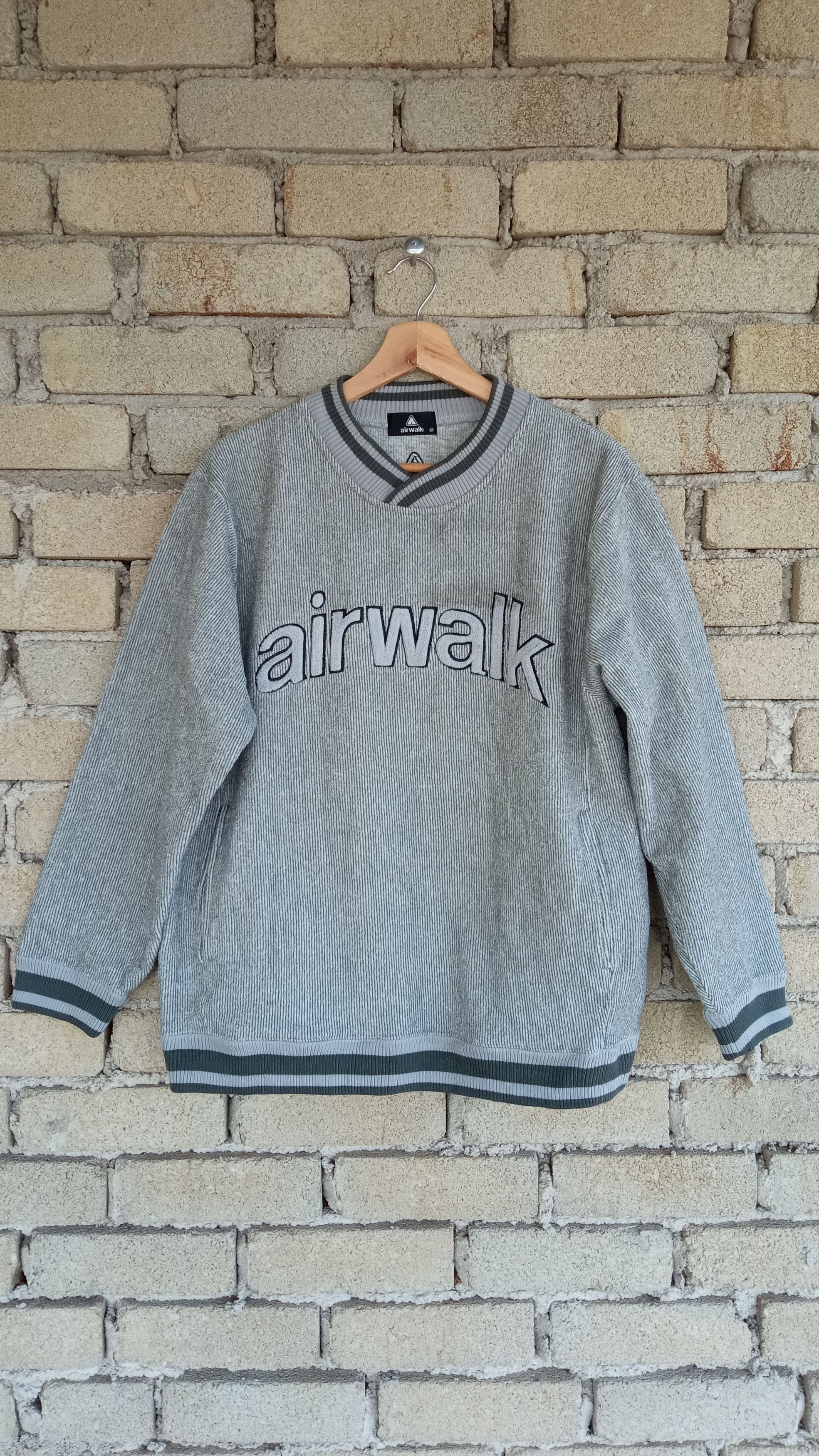 Airwalk × Japanese Brand × Vintage 🔥🔥Airwalk Spell Out Logo Sweatshirt Size US M / EU 48-50 / 2 - 1 Thumbnail