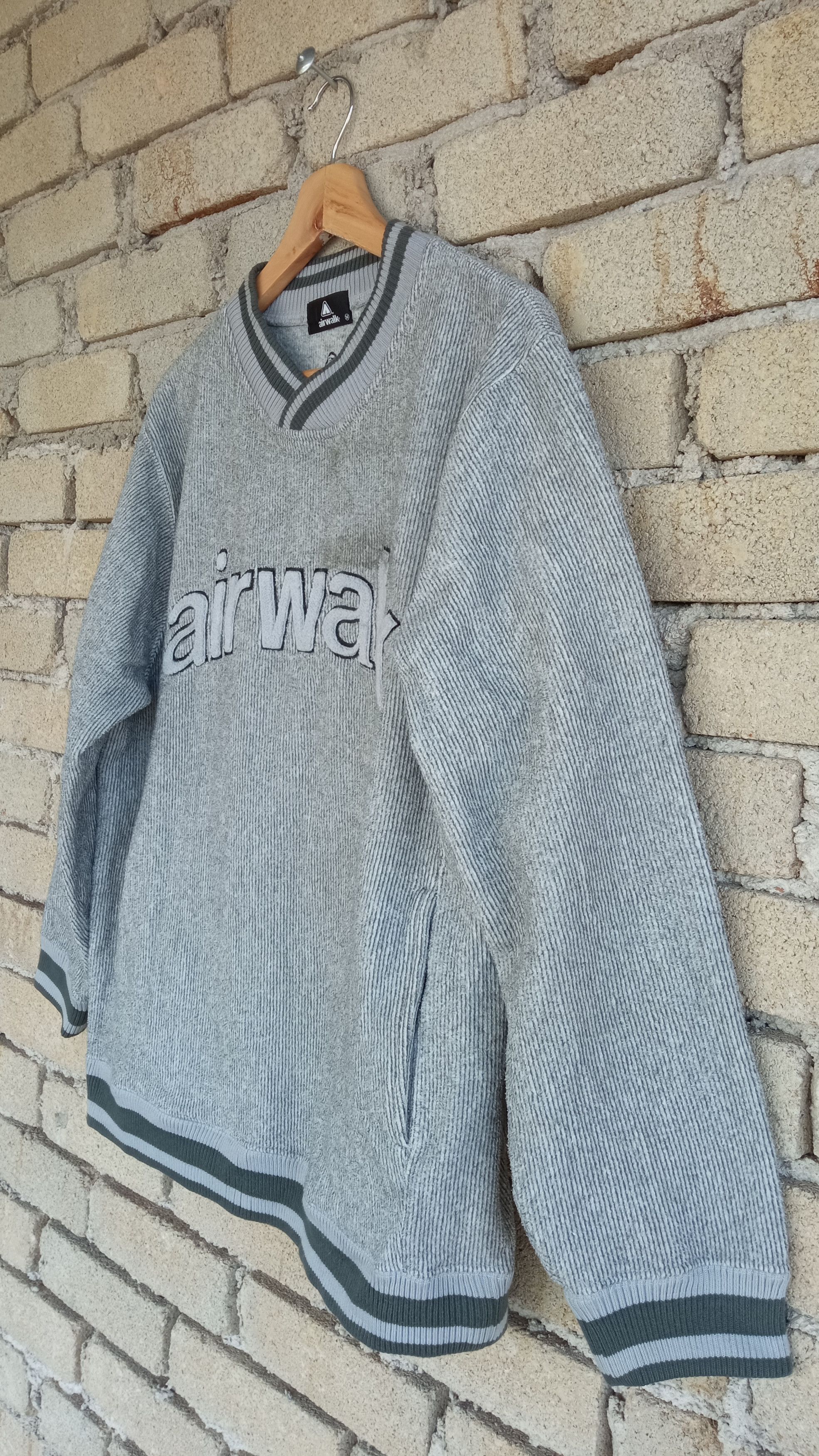 Airwalk × Japanese Brand × Vintage 🔥🔥Airwalk Spell Out Logo Sweatshirt Size US M / EU 48-50 / 2 - 5 Thumbnail