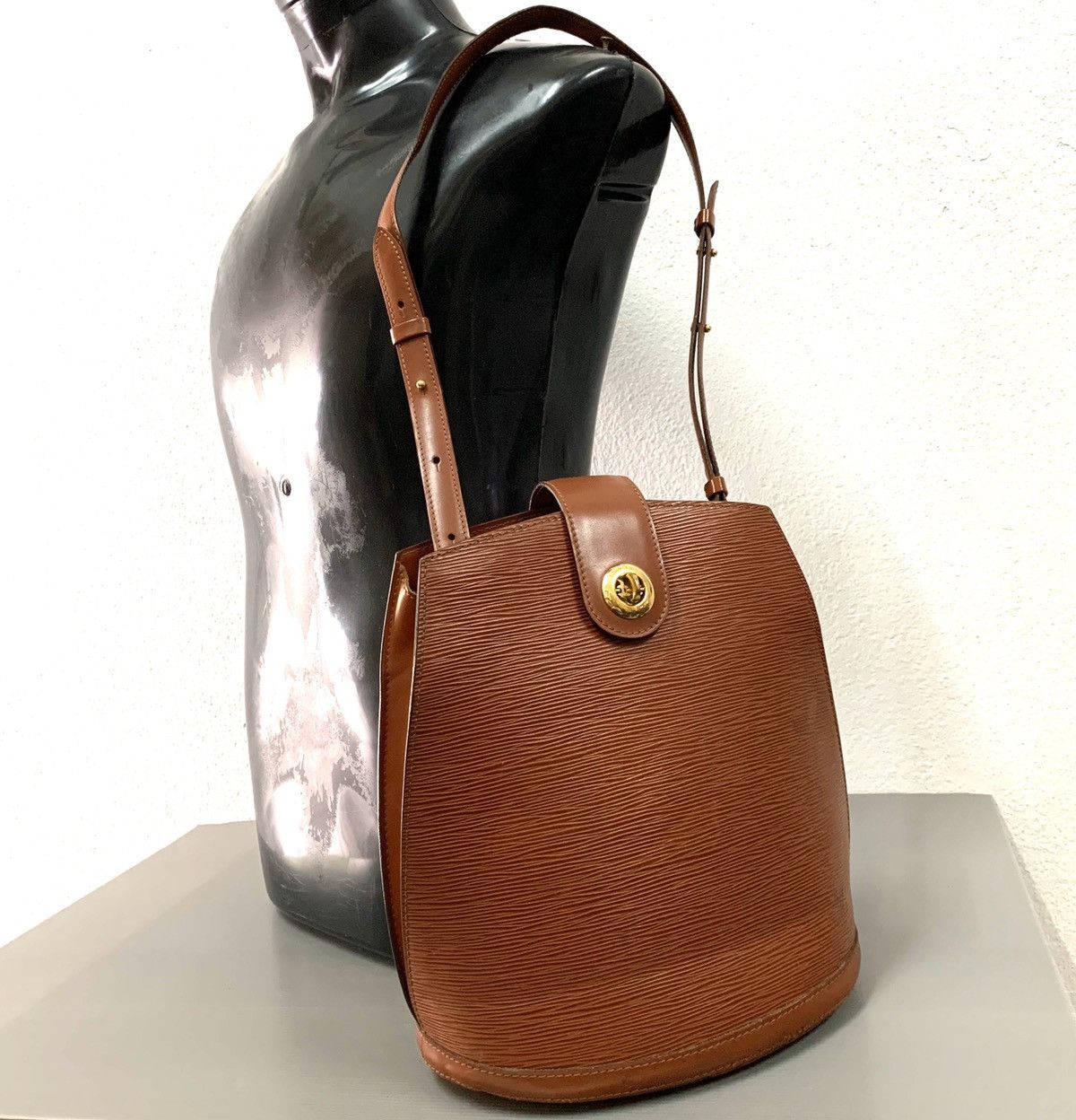 Louis Vuitton Louis Vuitton EPI Cluny Shoulder Bag Size ONE SIZE - 1 Thumbnail