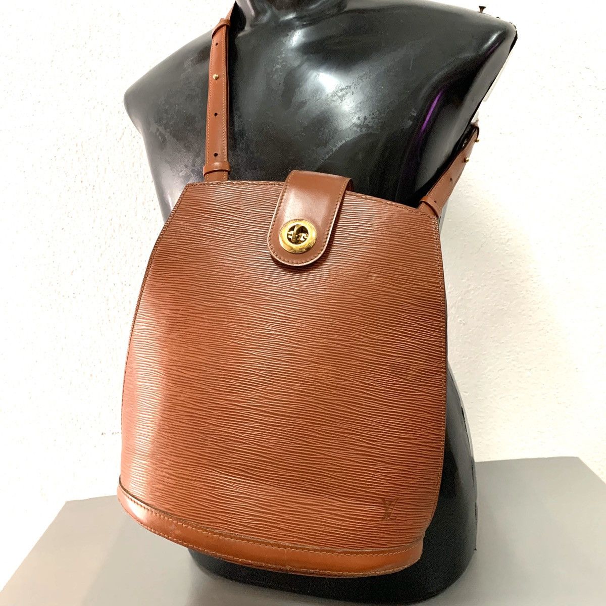 Louis Vuitton Louis Vuitton EPI Cluny Shoulder Bag Size ONE SIZE - 4 Thumbnail