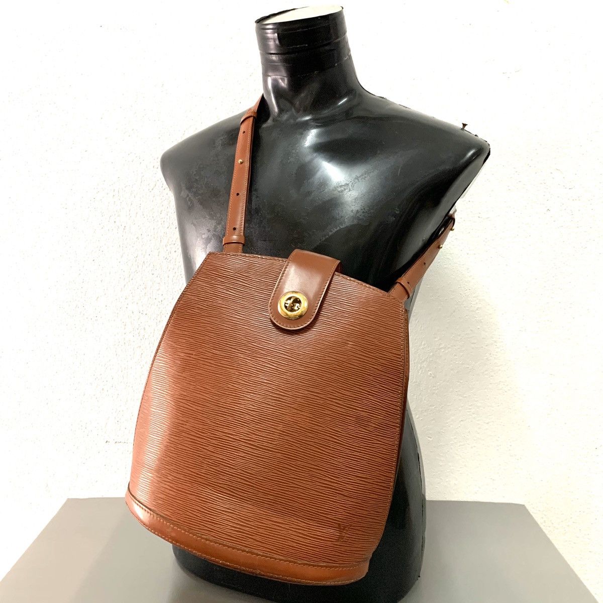 Louis Vuitton Louis Vuitton EPI Cluny Shoulder Bag Size ONE SIZE - 2 Thumbnail