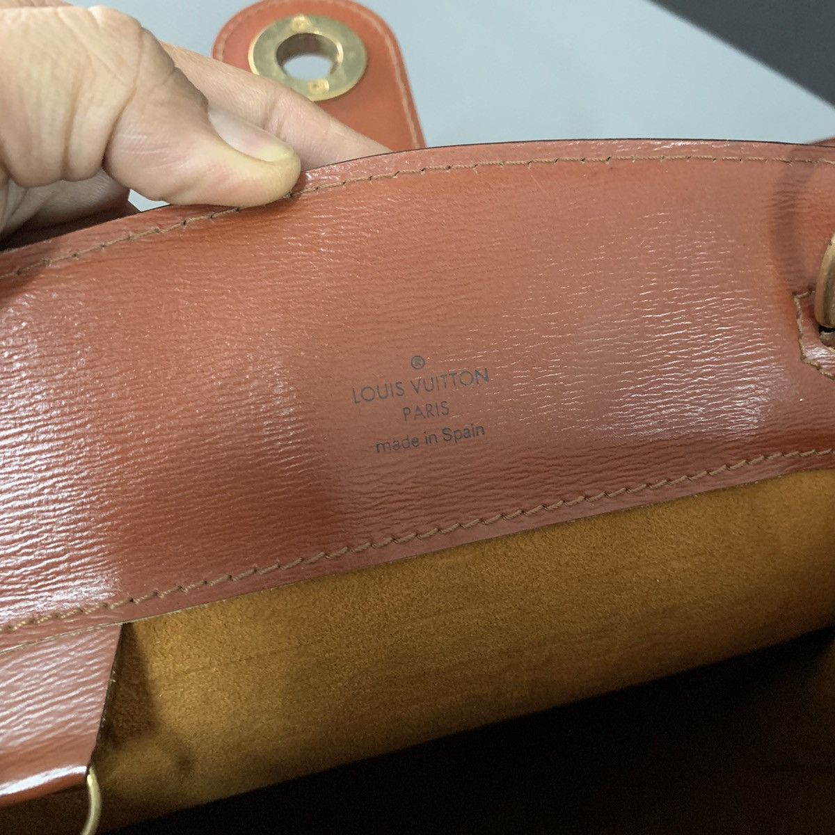 Louis Vuitton Louis Vuitton EPI Cluny Shoulder Bag Size ONE SIZE - 17 Thumbnail