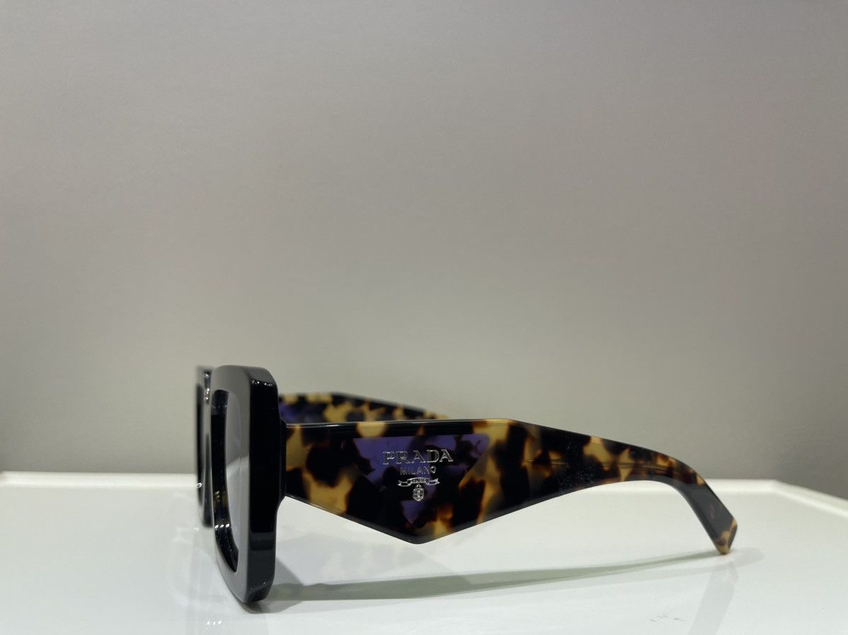 Prada × Vintage NEW Prada Sunglasses SPR23Y Bold Tortoise Shell Sunglasses Size ONE SIZE - 4 Thumbnail
