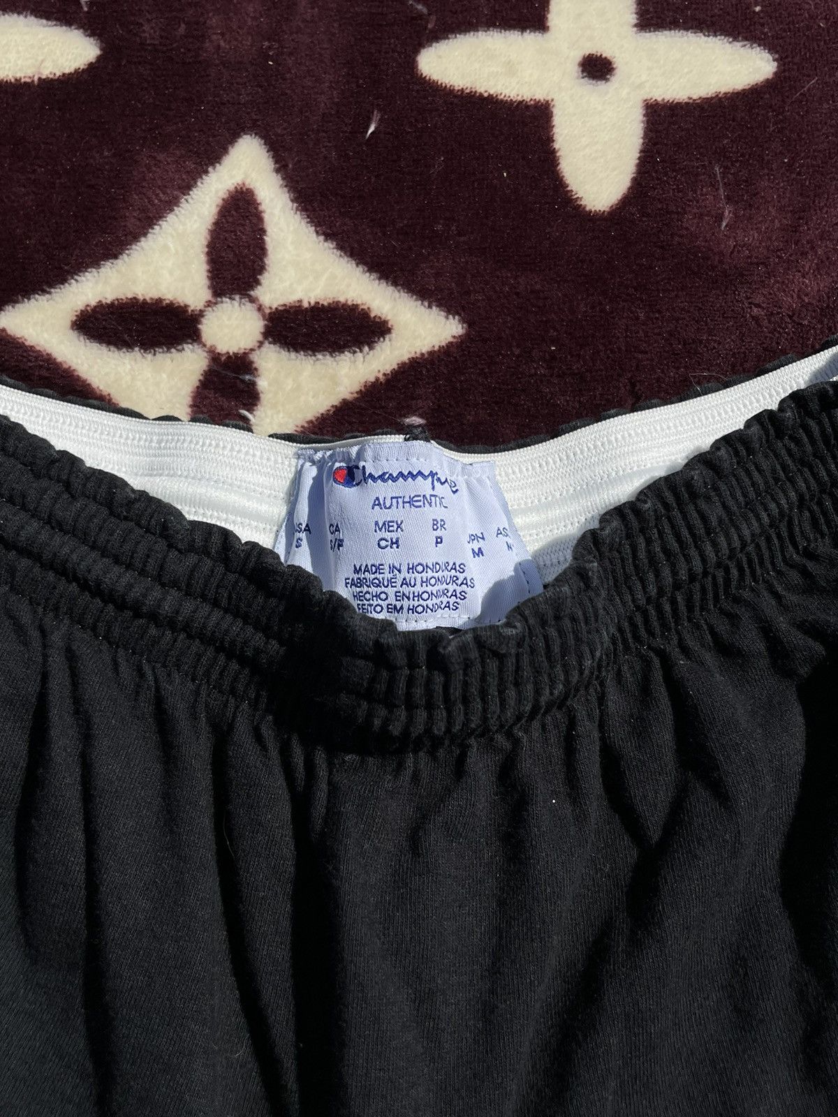 Champion × Vlone Vlone Vacancy Shorts Size US 30 / EU 46 - 2 Thumbnail