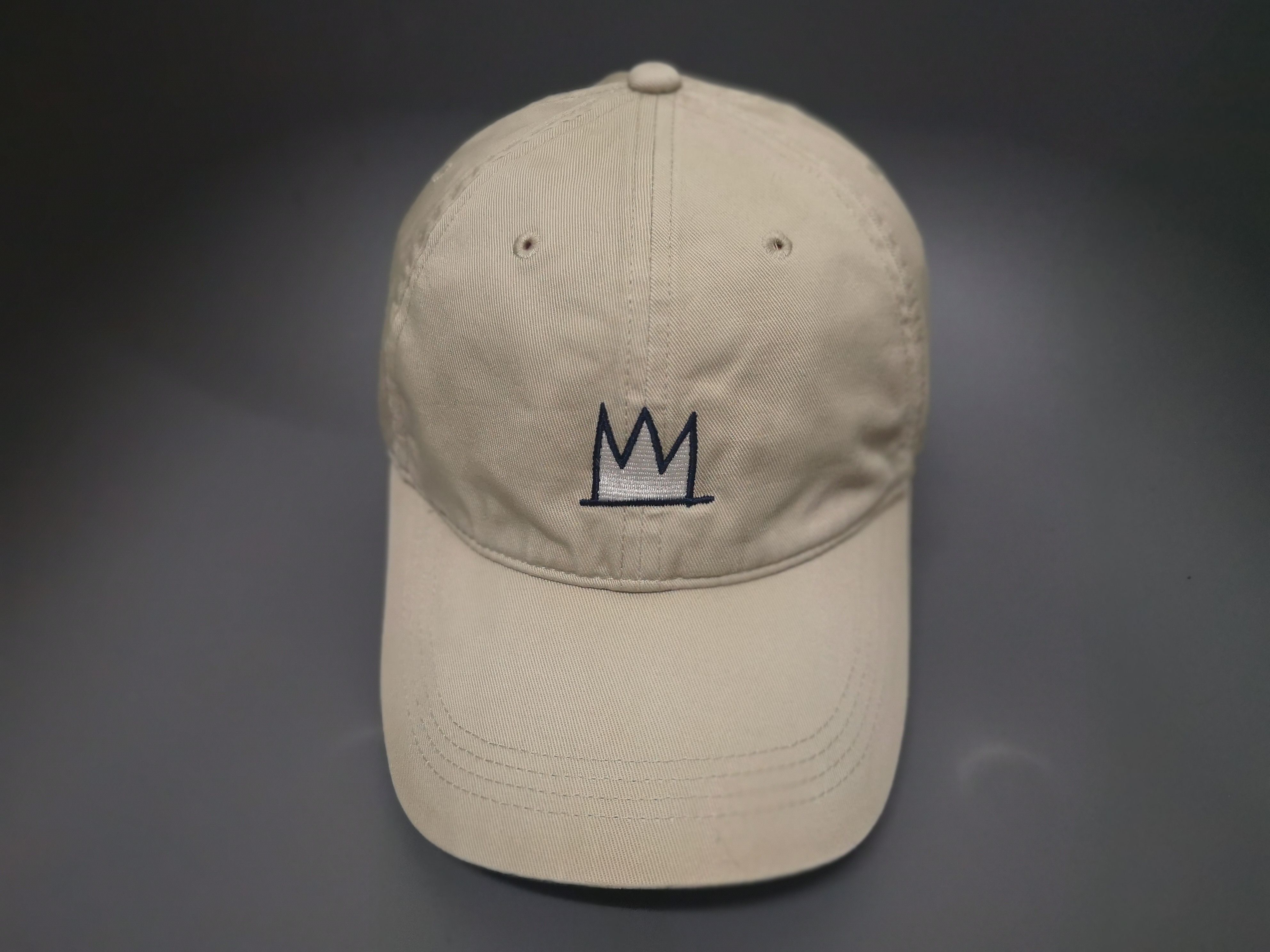 Jean-Michel Basquiat × Jun Takahashi × Uniqlo VINTAGE JEAN MICHEL BASQUIAT X UNIQLO EMBROIDERED LOGO HAT Size ONE SIZE - 2 Thumbnail