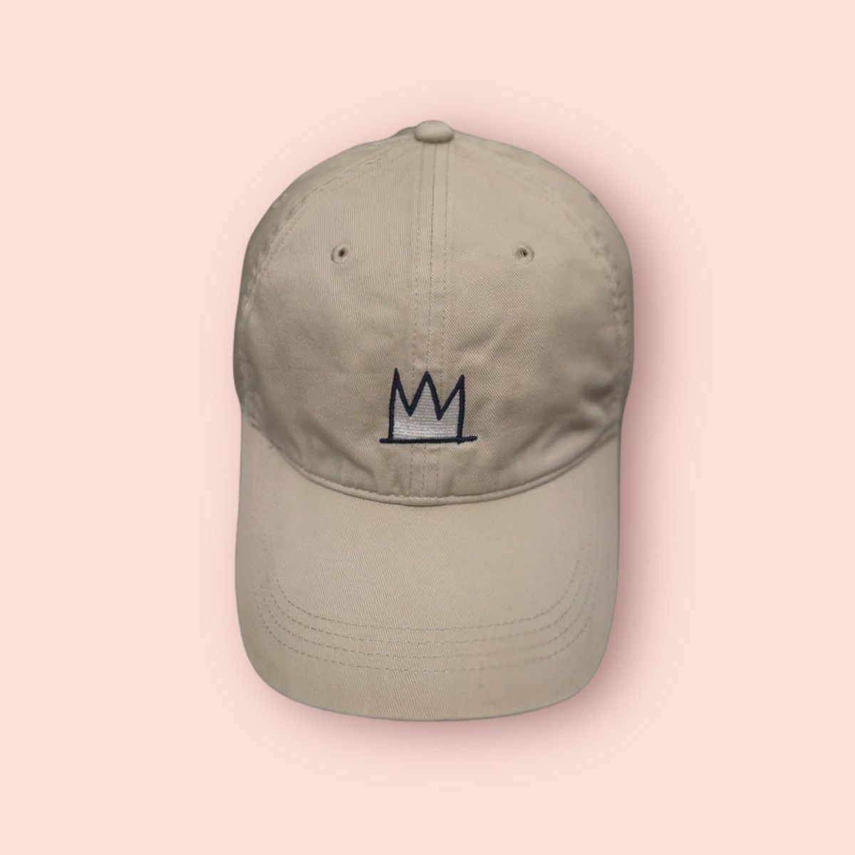 Jean-Michel Basquiat × Jun Takahashi × Uniqlo VINTAGE JEAN MICHEL BASQUIAT X UNIQLO EMBROIDERED LOGO HAT Size ONE SIZE - 1 Thumbnail