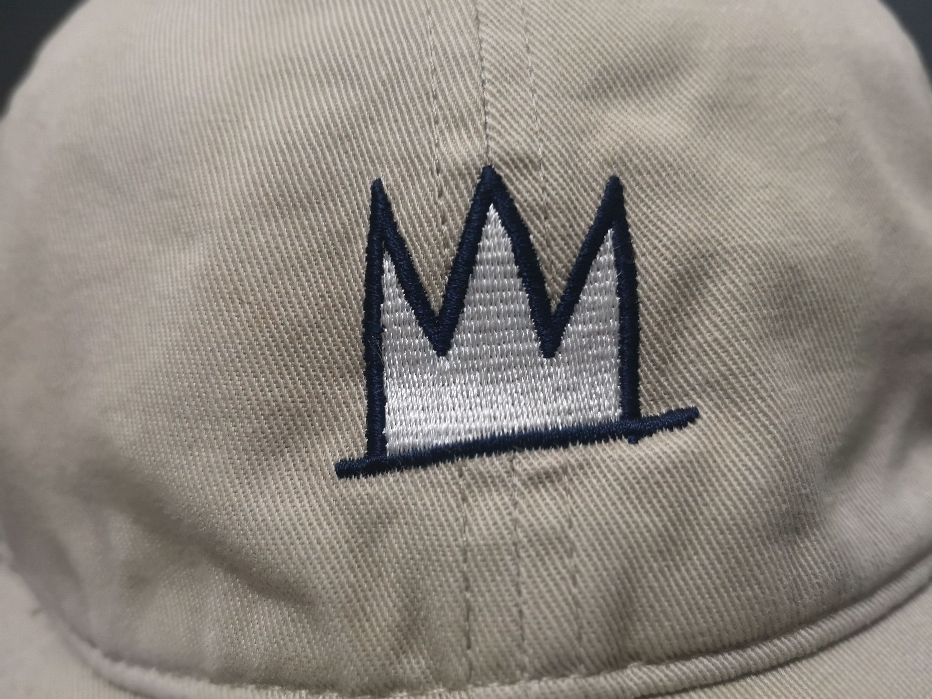 Jean-Michel Basquiat × Jun Takahashi × Uniqlo VINTAGE JEAN MICHEL BASQUIAT X UNIQLO EMBROIDERED LOGO HAT Size ONE SIZE - 3 Thumbnail