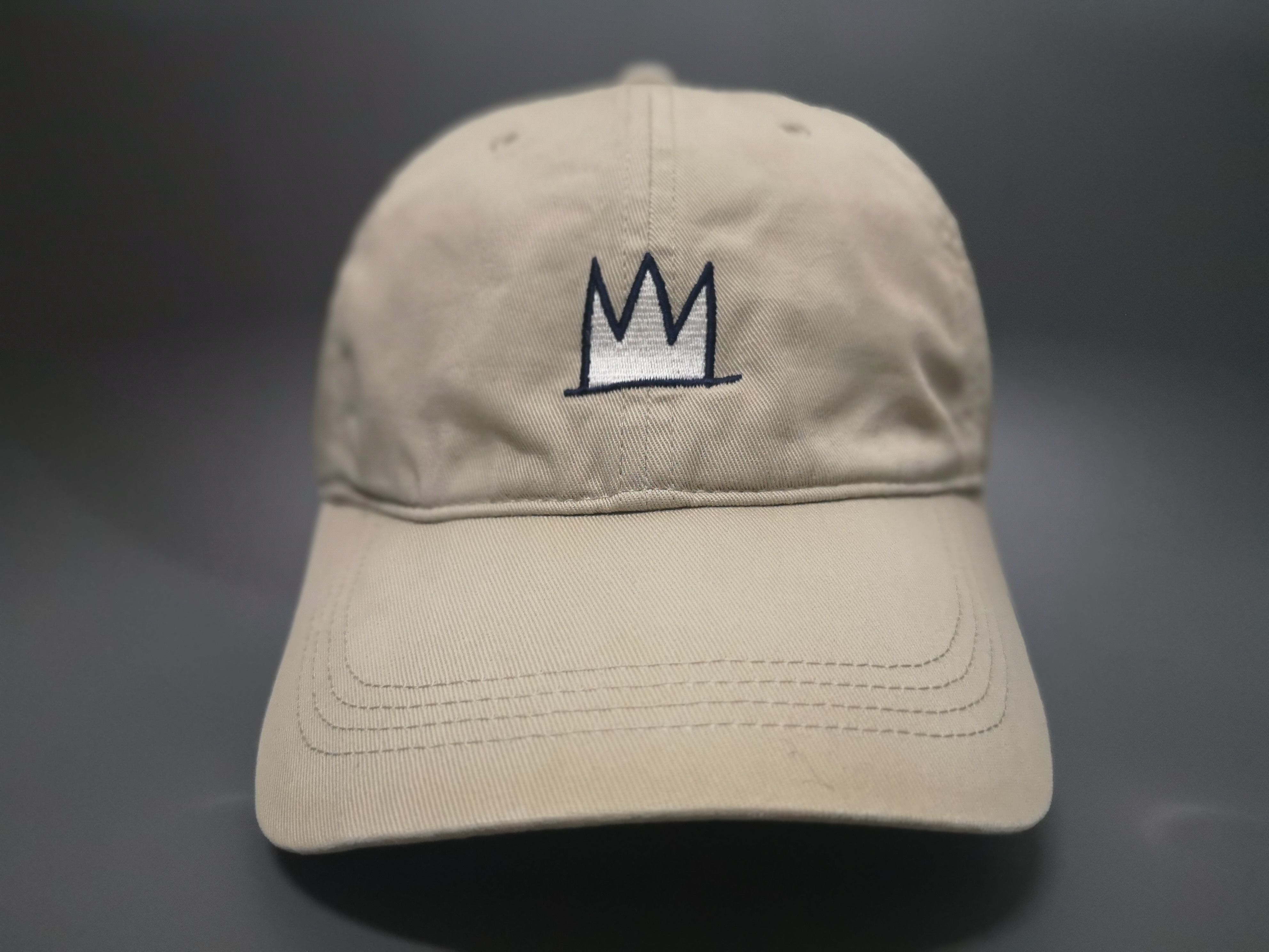Jean-Michel Basquiat × Jun Takahashi × Uniqlo VINTAGE JEAN MICHEL BASQUIAT X UNIQLO EMBROIDERED LOGO HAT Size ONE SIZE - 5 Thumbnail