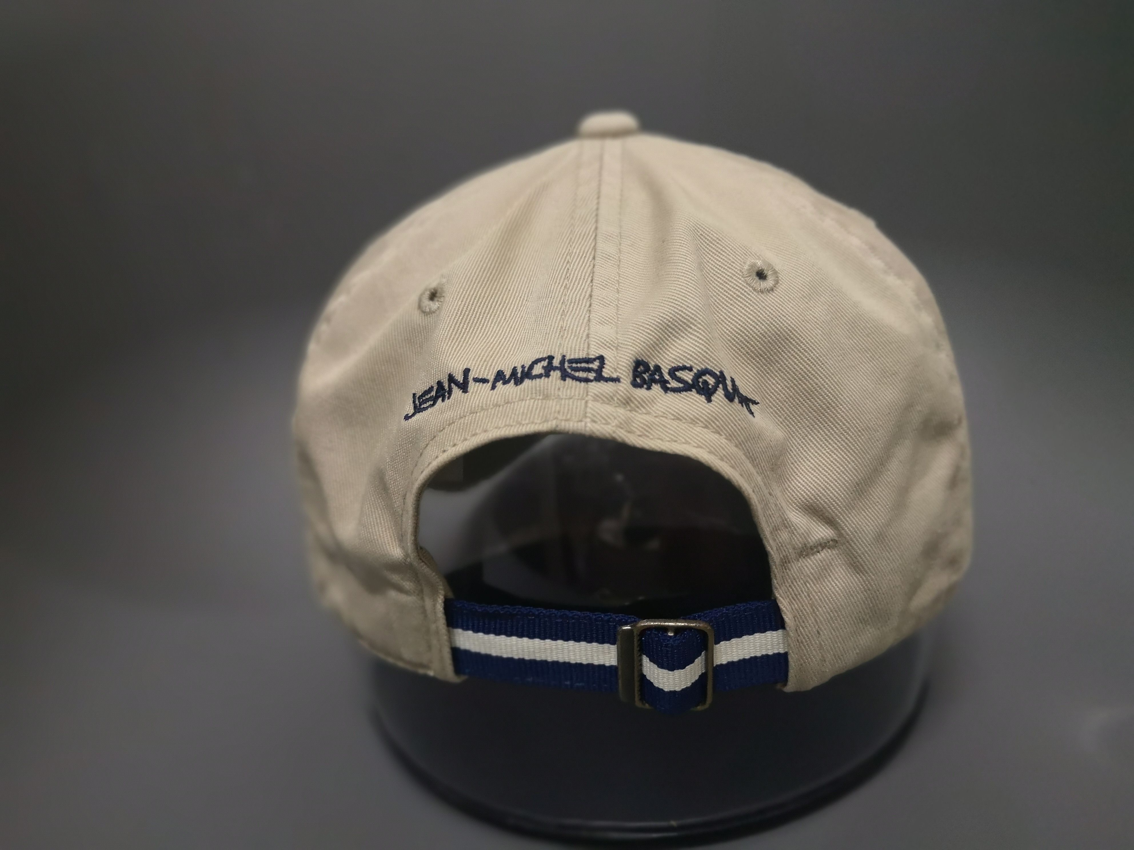 Jean-Michel Basquiat × Jun Takahashi × Uniqlo VINTAGE JEAN MICHEL BASQUIAT X UNIQLO EMBROIDERED LOGO HAT Size ONE SIZE - 7 Thumbnail
