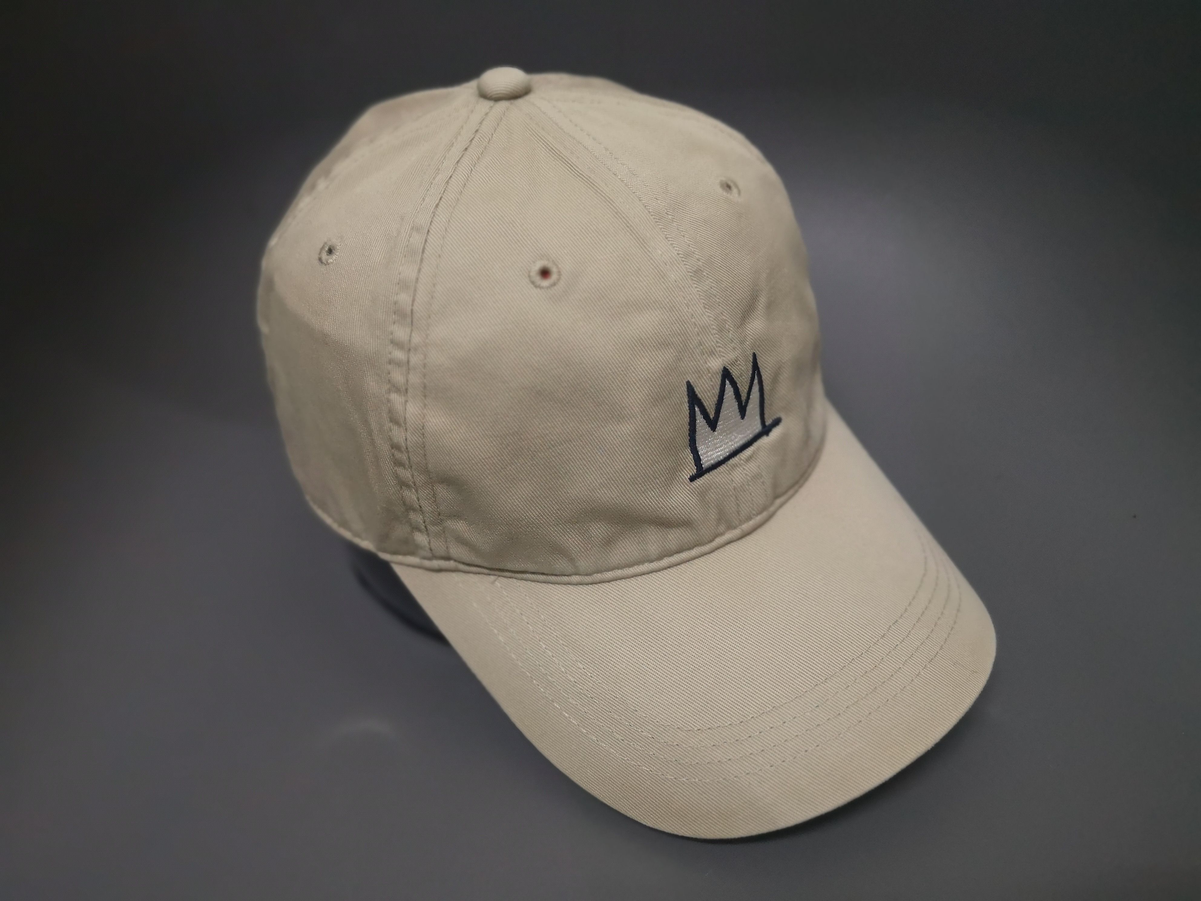Jean-Michel Basquiat × Jun Takahashi × Uniqlo VINTAGE JEAN MICHEL BASQUIAT X UNIQLO EMBROIDERED LOGO HAT Size ONE SIZE - 4 Thumbnail