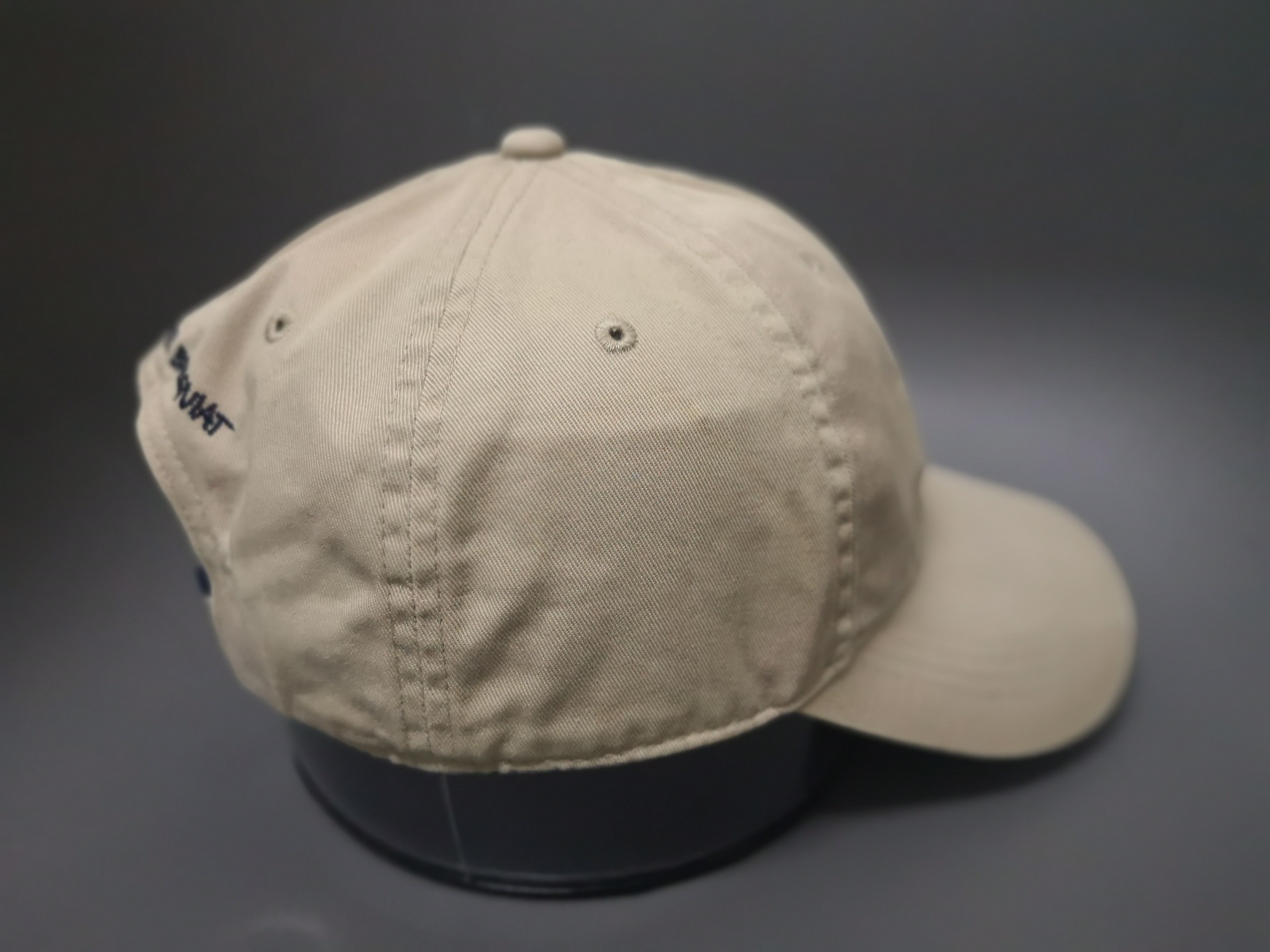 Jean-Michel Basquiat × Jun Takahashi × Uniqlo VINTAGE JEAN MICHEL BASQUIAT X UNIQLO EMBROIDERED LOGO HAT Size ONE SIZE - 9 Thumbnail