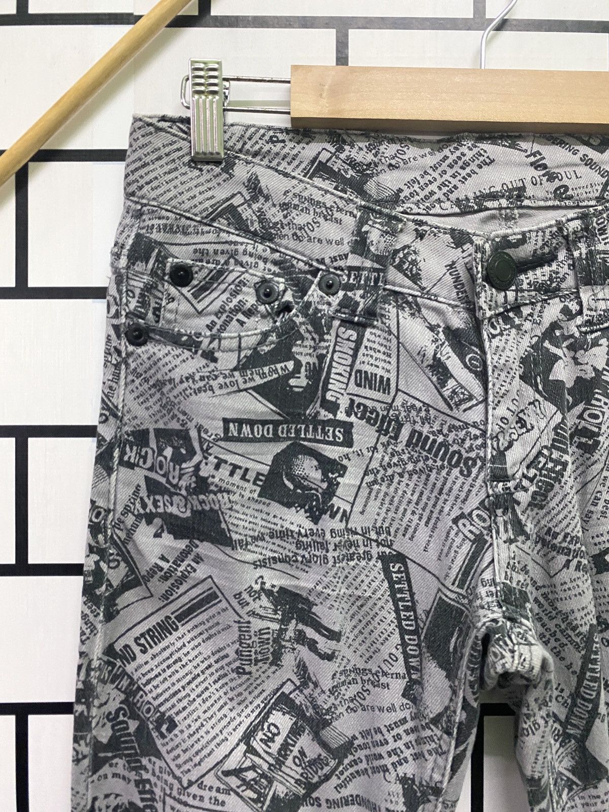 Japanese Brand BACK & FORTH Full Print Newspaper Rock Style Pant Size US 28 / EU 44 - 4 Thumbnail