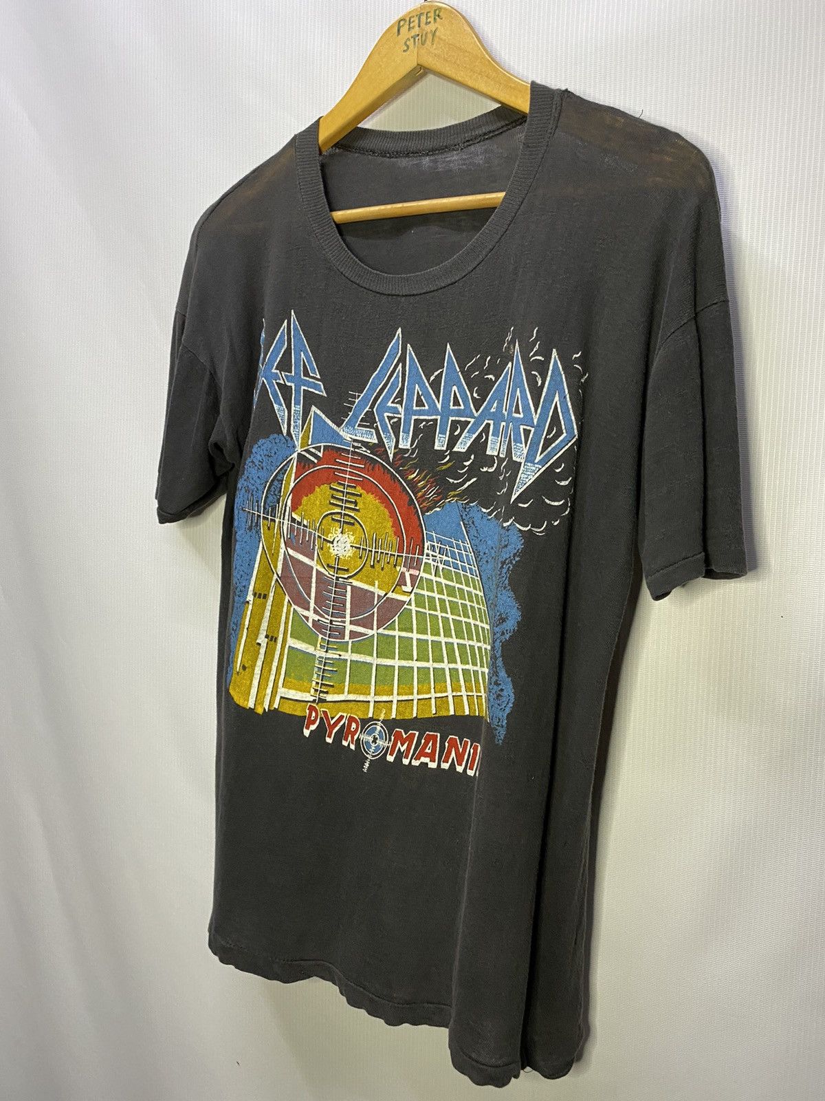 Def Leppard 🔥OFFER ME🔥VINTAGE DEF LEPPARD “PYROMANIA” ALBUM TEE Size US M / EU 48-50 / 2 - 3 Thumbnail