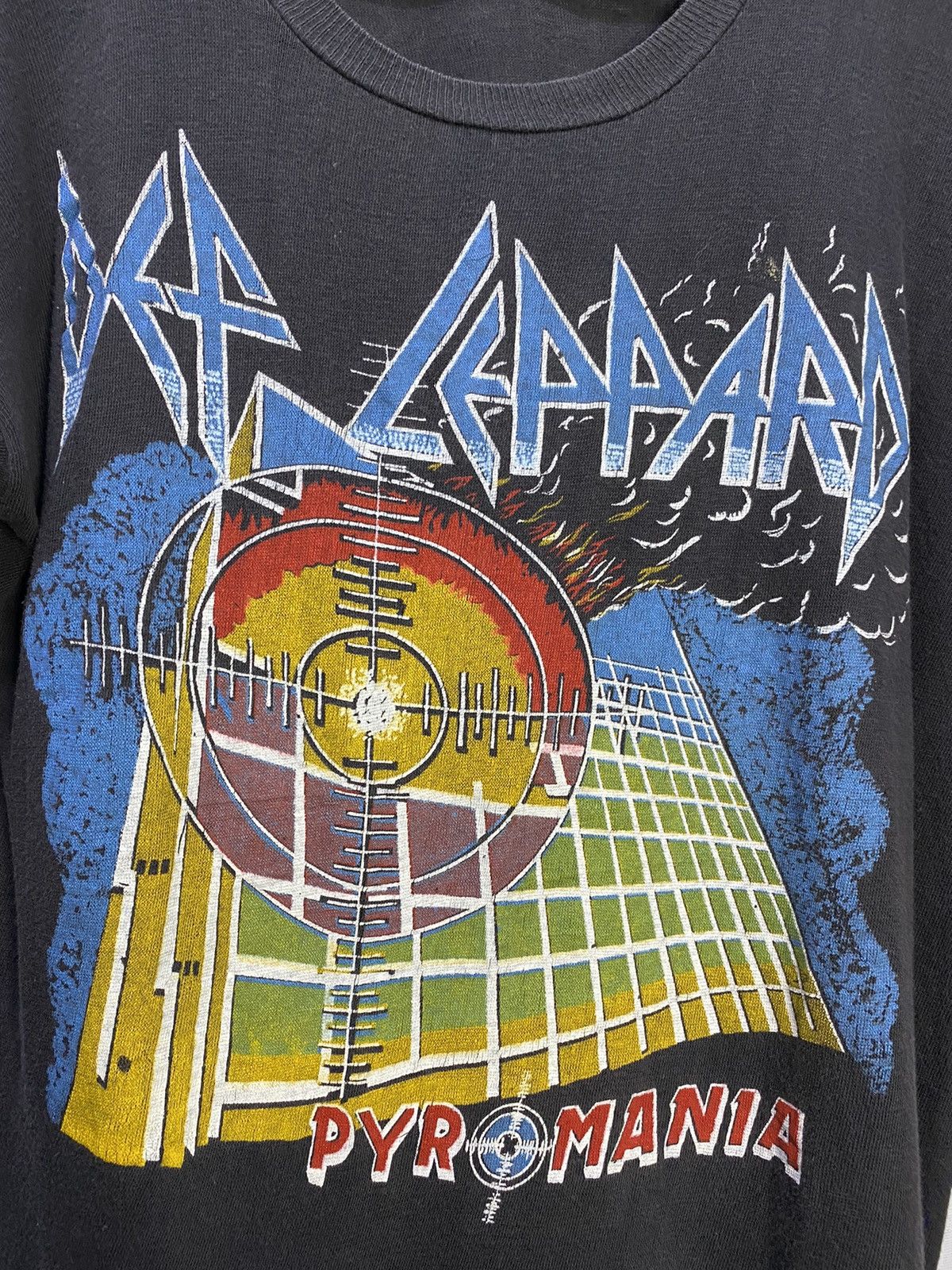 Def Leppard 🔥OFFER ME🔥VINTAGE DEF LEPPARD “PYROMANIA” ALBUM TEE Size US M / EU 48-50 / 2 - 4 Thumbnail