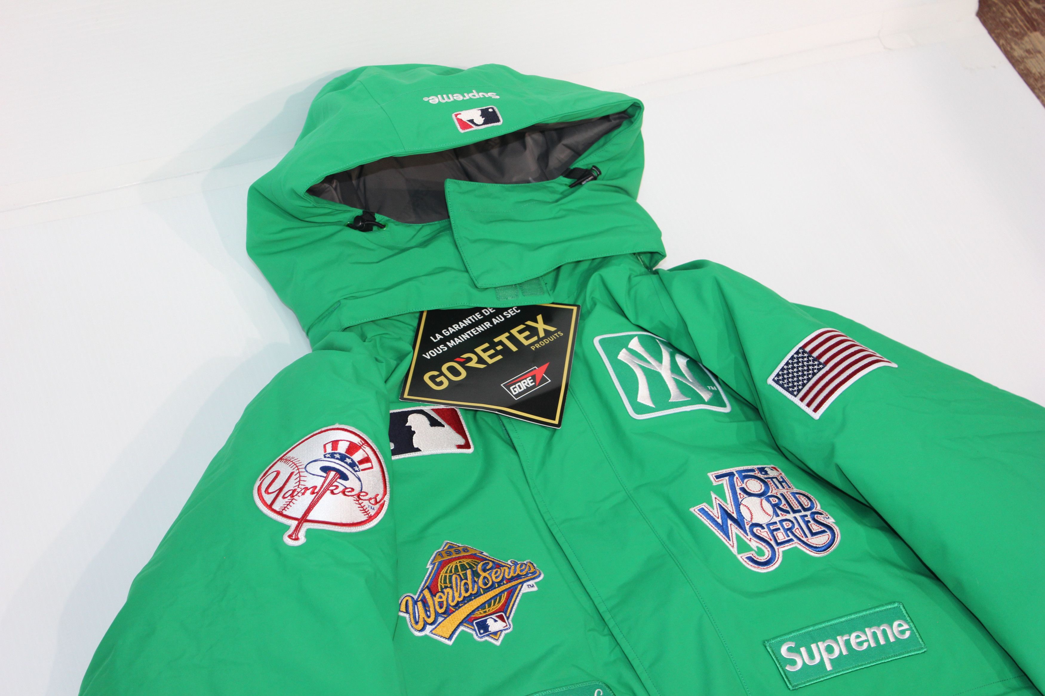 Supreme Supreme New York Yankees GORE-TEX 700-Fill Down Jacket